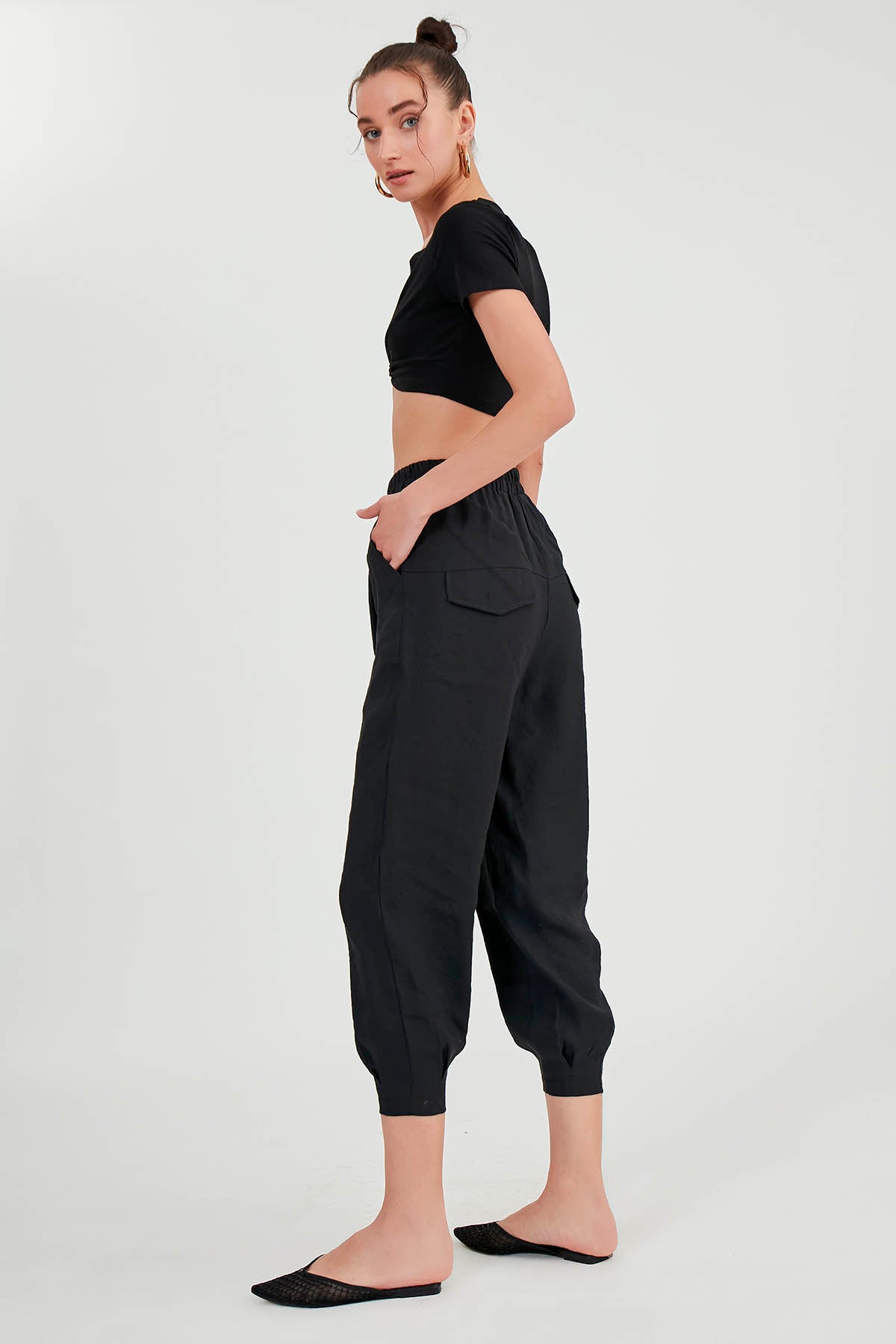 CROP TROUSERS WITH PLEATED-BACK COVER POCKET