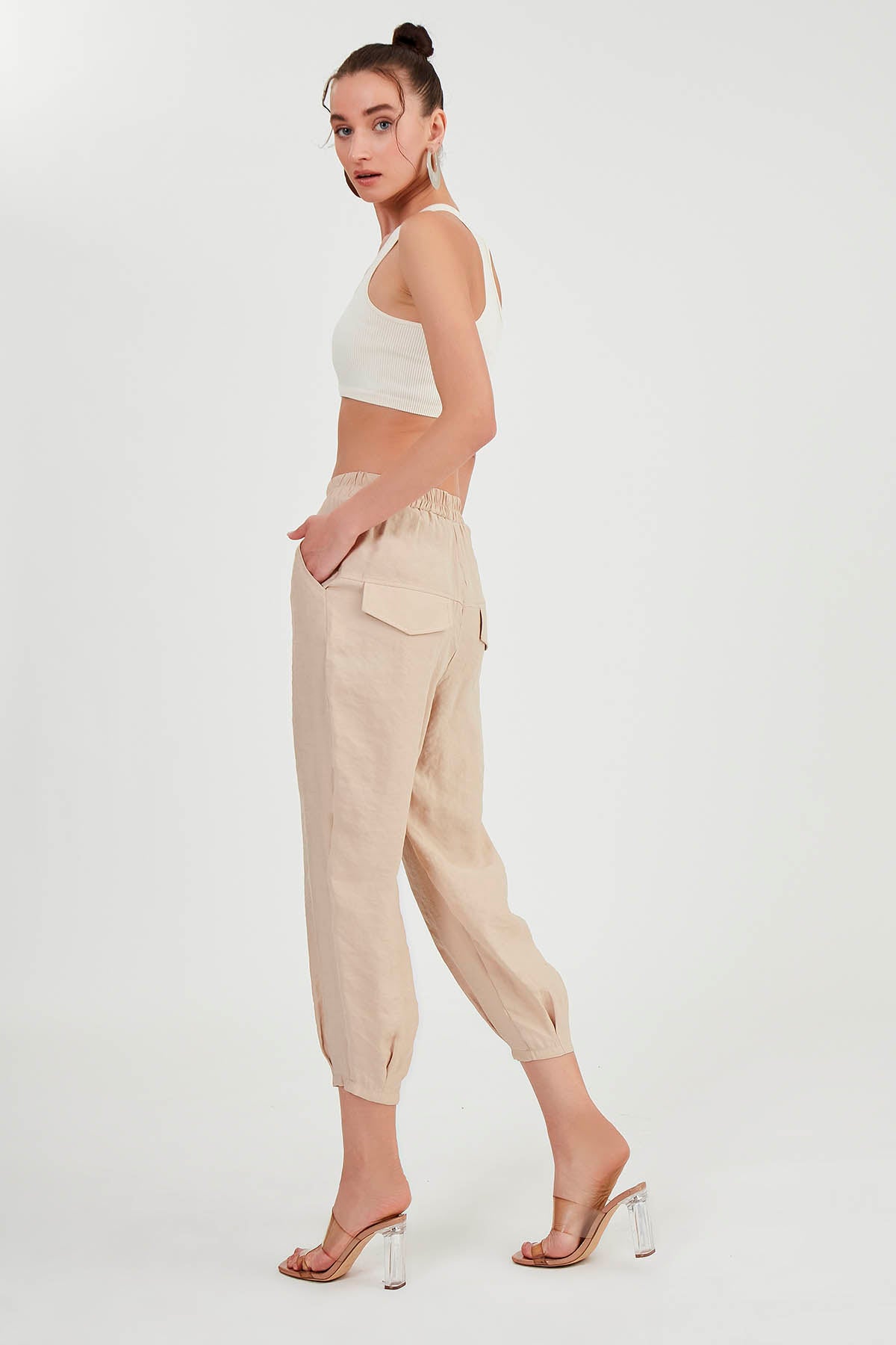 CROP TROUSERS WITH PLEATED-BACK COVER POCKET
