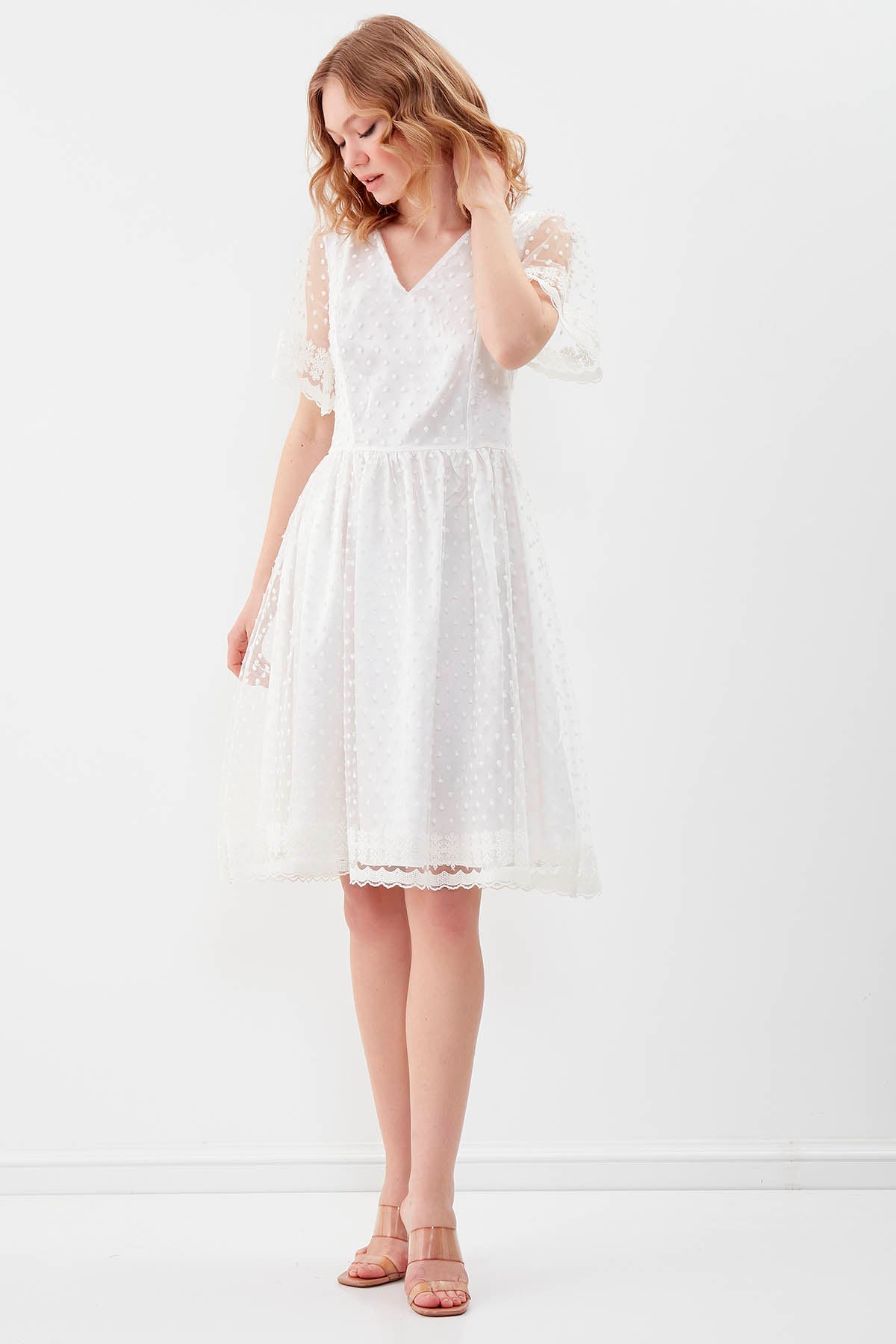 V COLLAR DRESS WITH DOT PATTERN