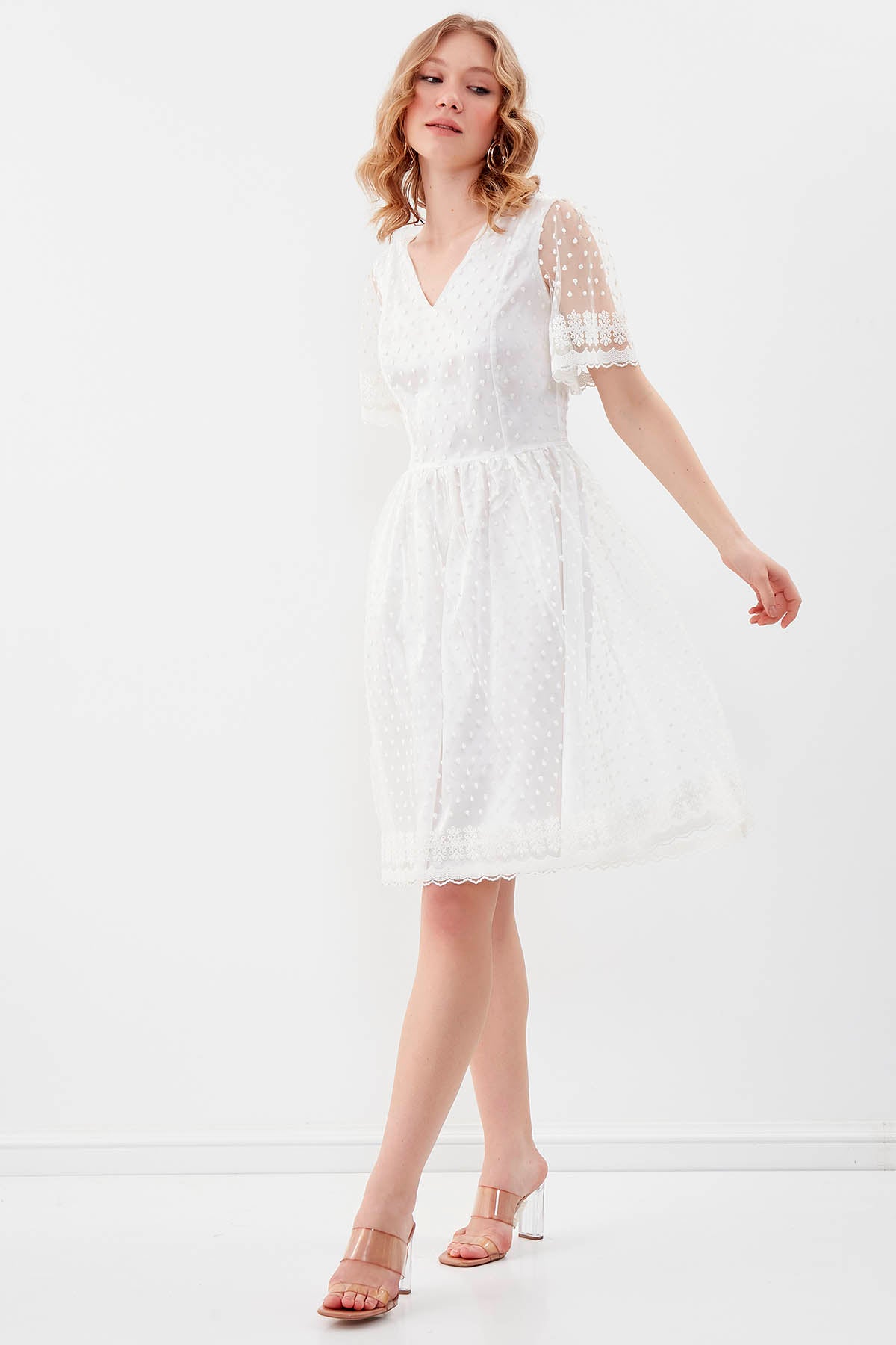 V COLLAR DRESS WITH DOT PATTERN