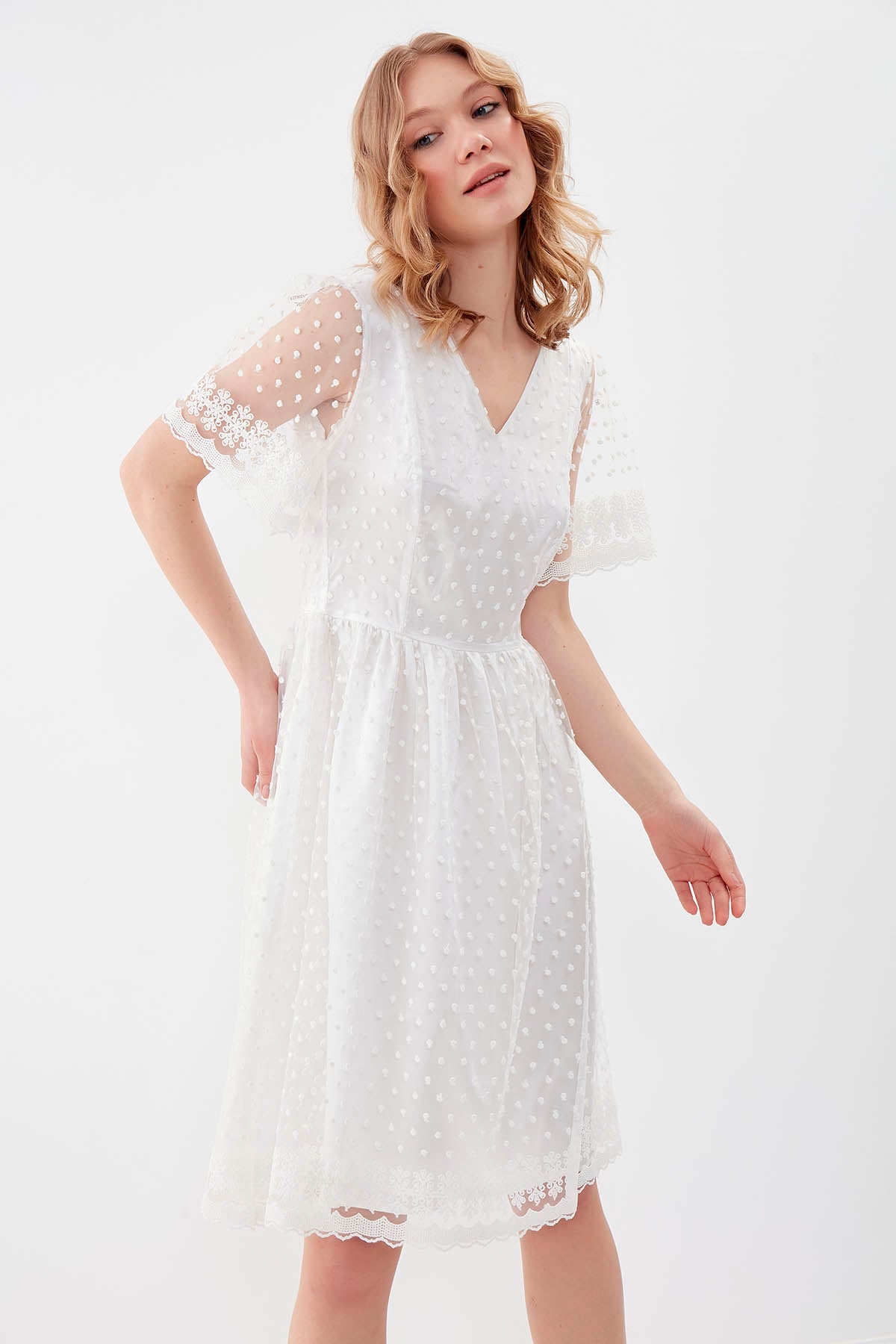 V COLLAR DRESS WITH DOT PATTERN