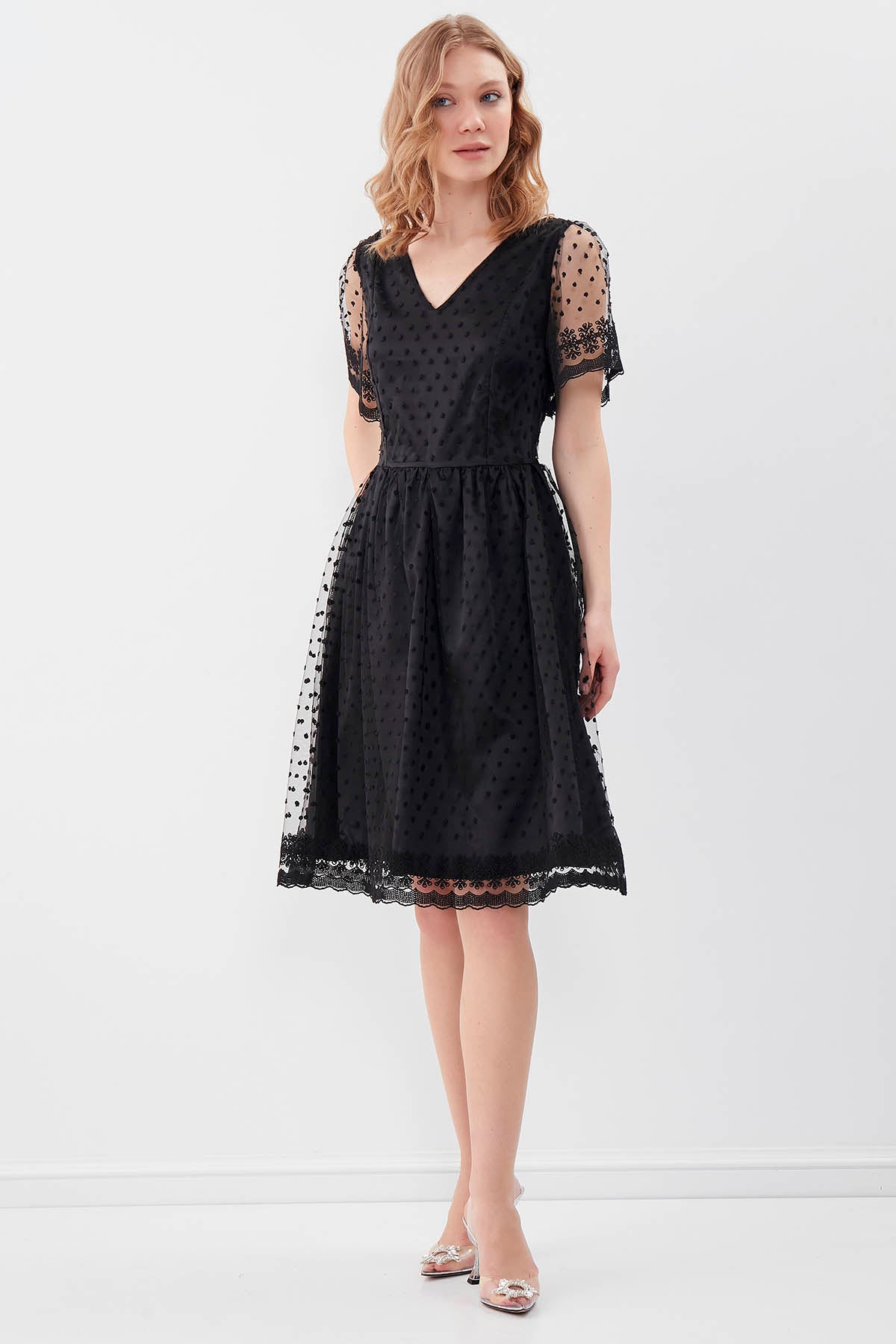 V COLLAR DRESS WITH DOT PATTERN
