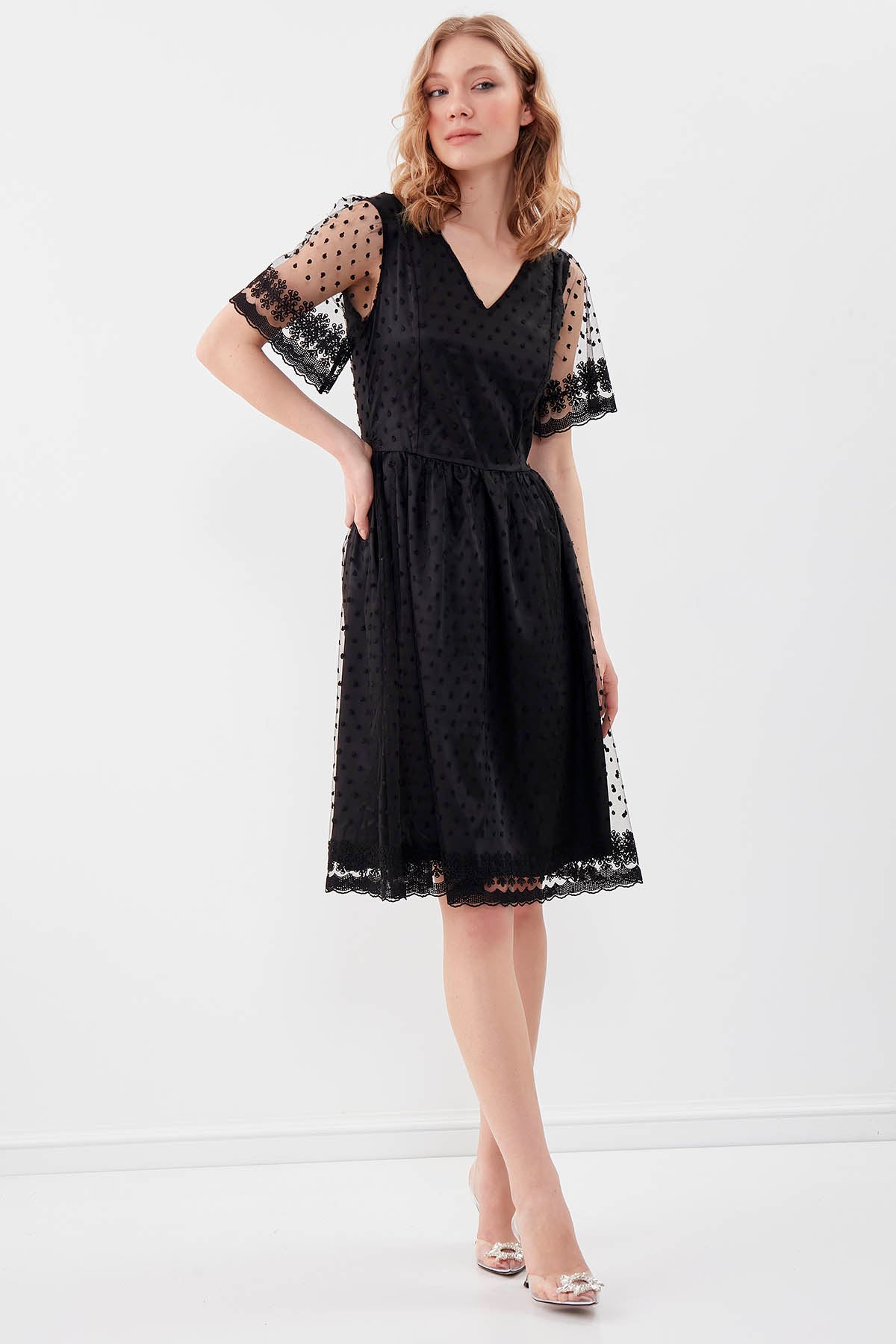 V COLLAR DRESS WITH DOT PATTERN