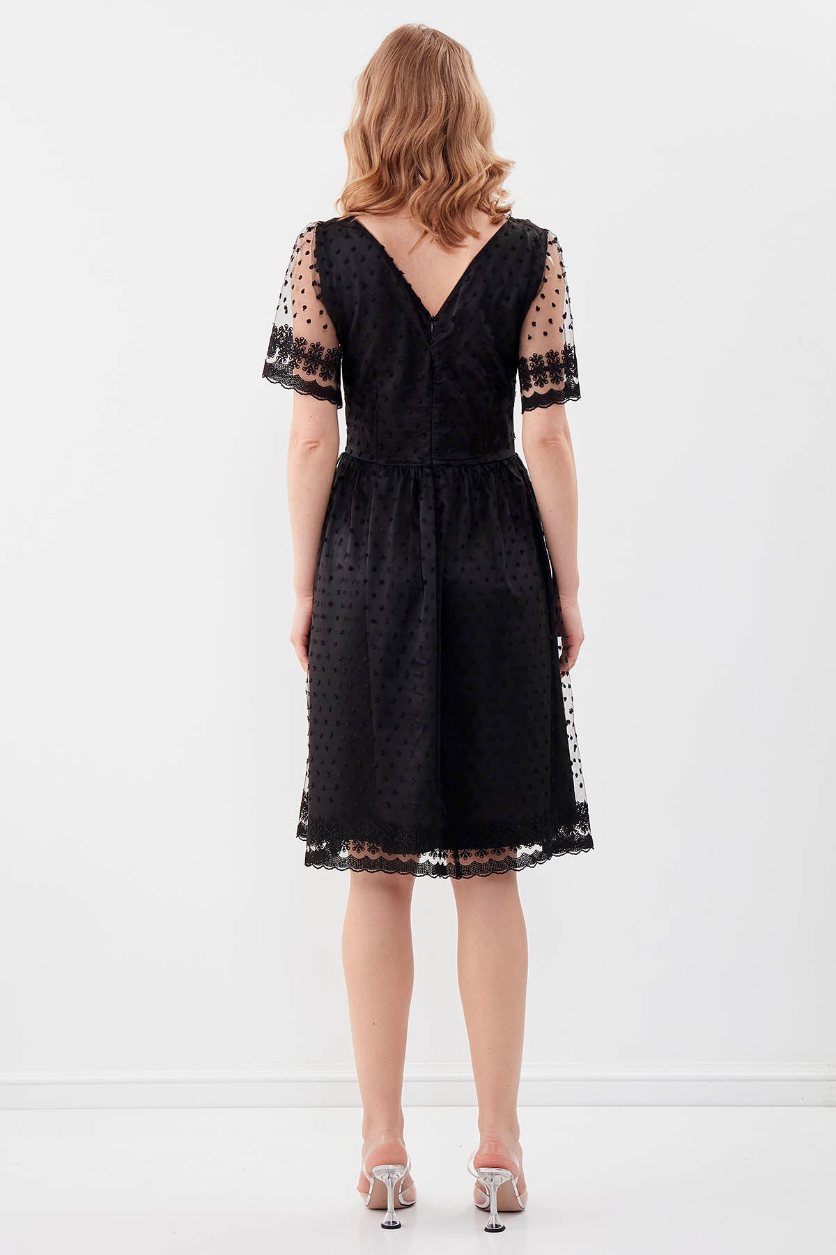 V COLLAR DRESS WITH DOT PATTERN