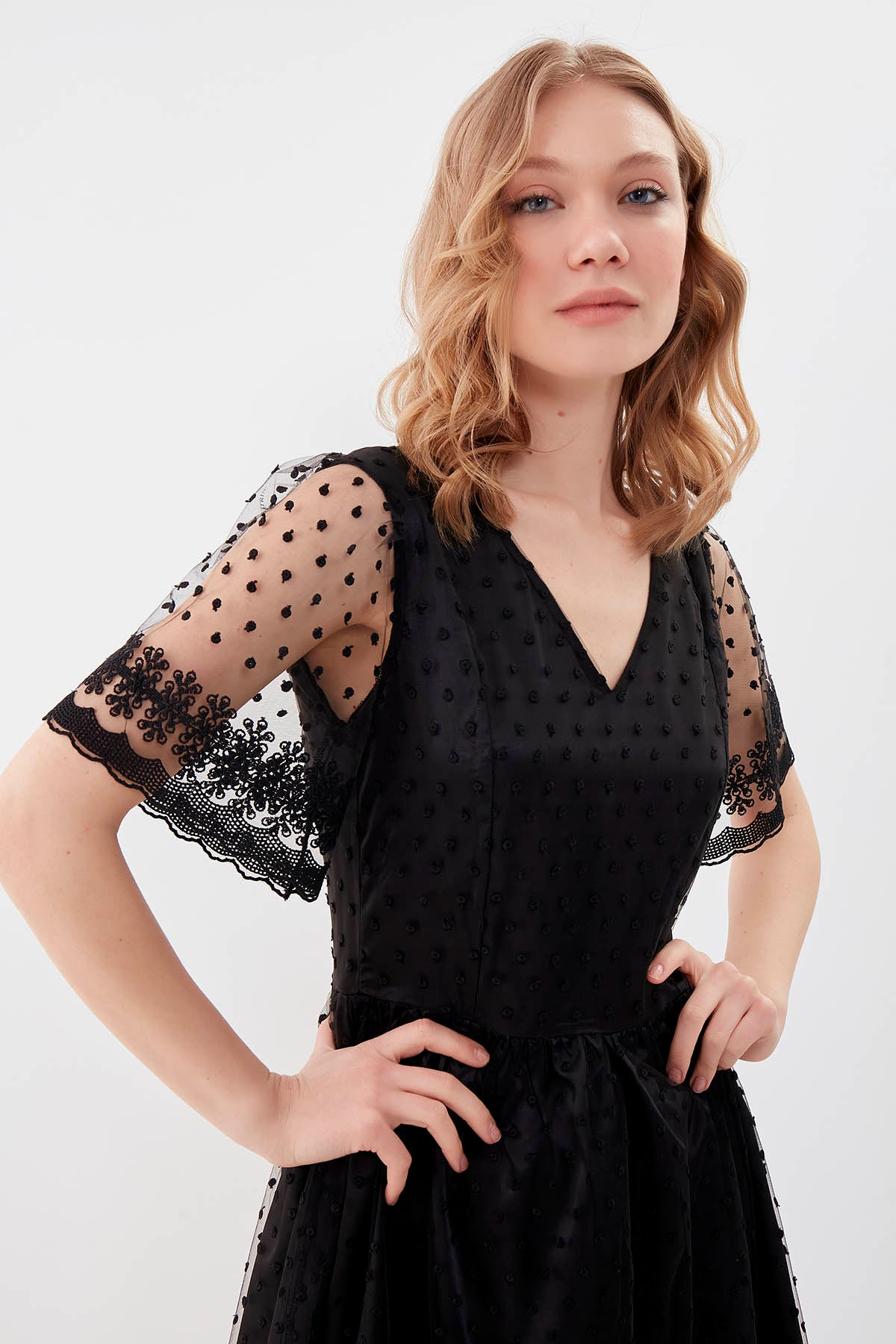V COLLAR DRESS WITH DOT PATTERN