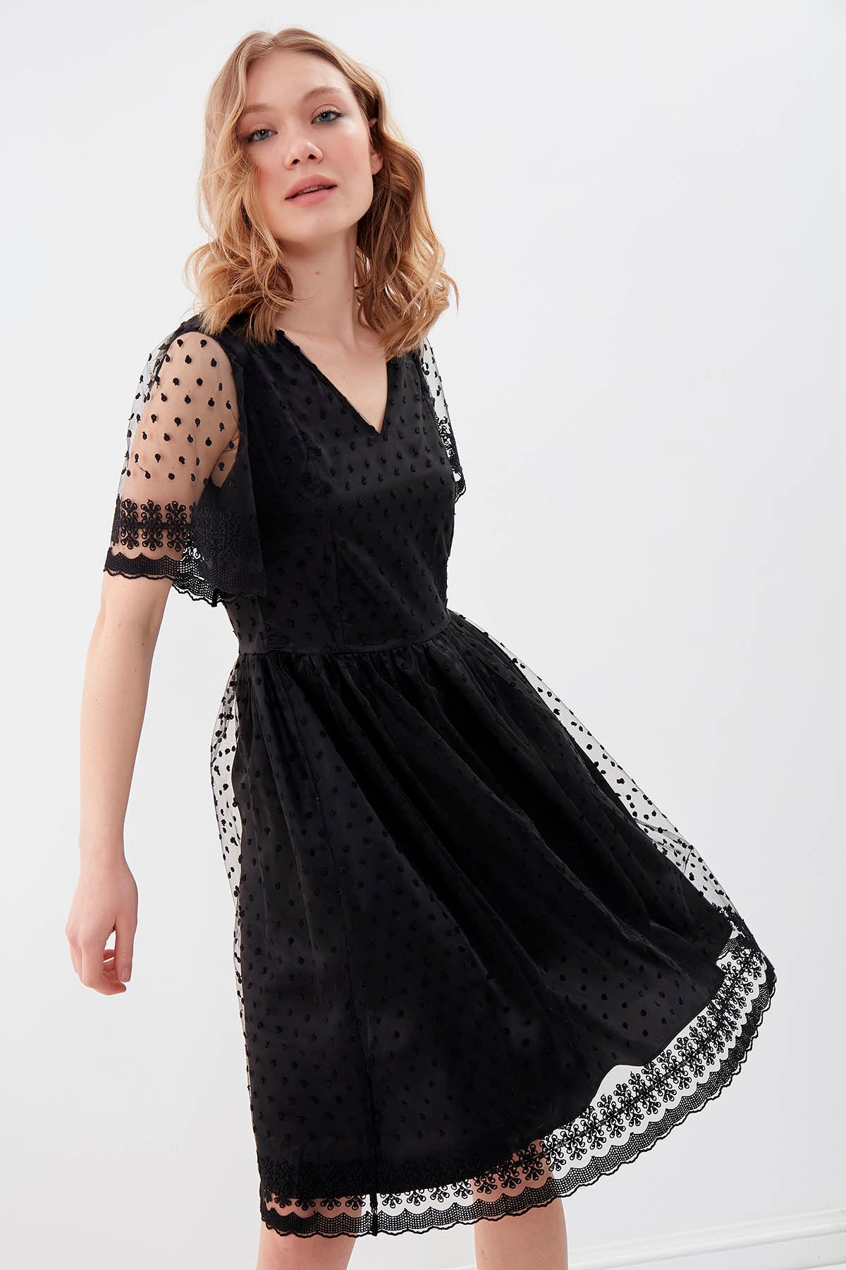 V COLLAR DRESS WITH DOT PATTERN