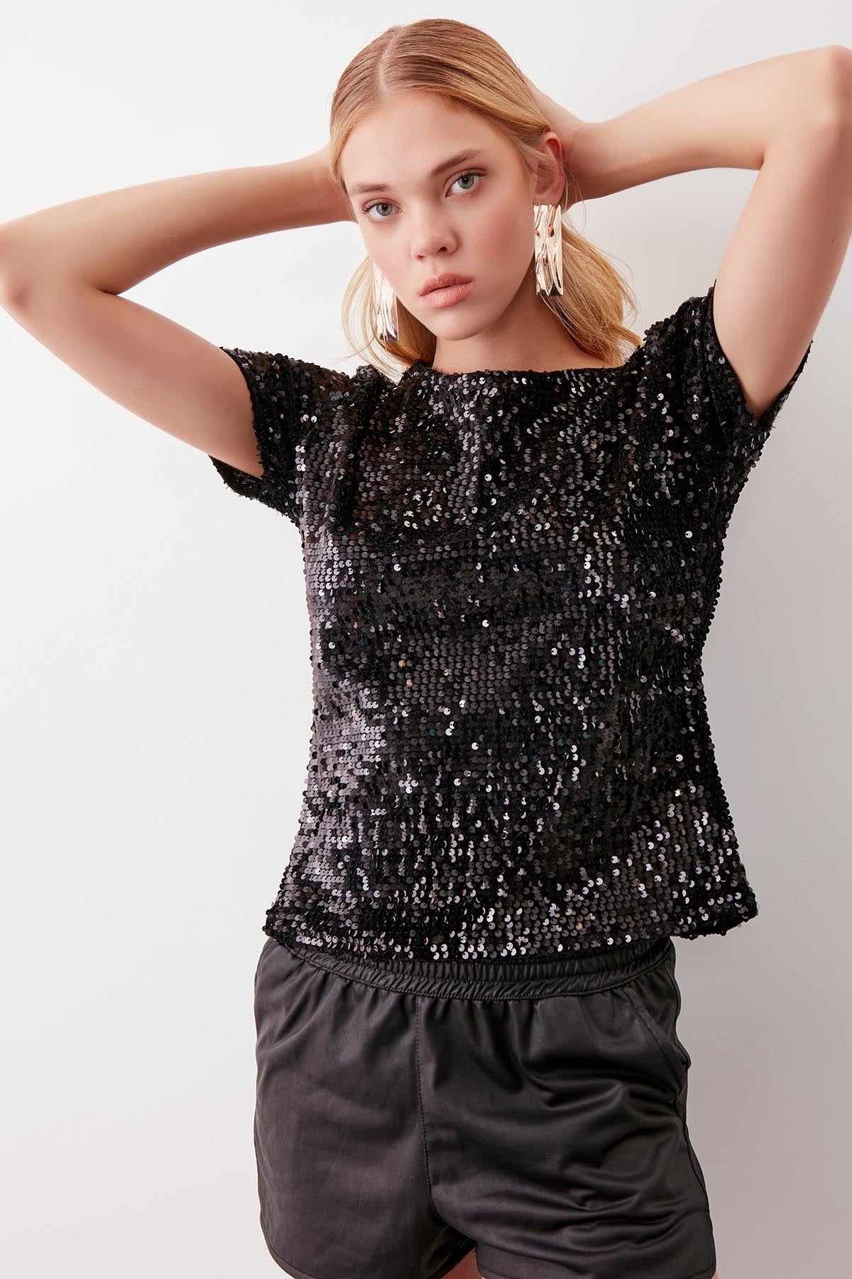STAMP SEQUINED SHORT SLEEVE BLOUSE