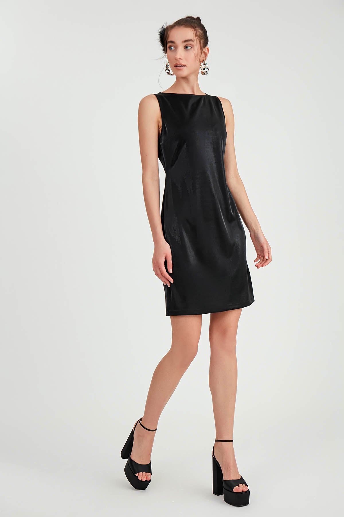 SLEEVELESS GLOSSY SATIN DRESS