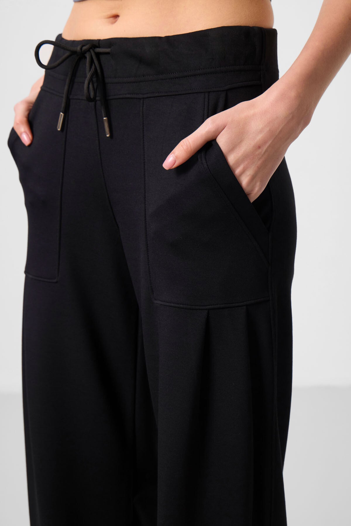 Black Soft Textured Pocket Detailed Comfort Fit Women's Trousers - 94672