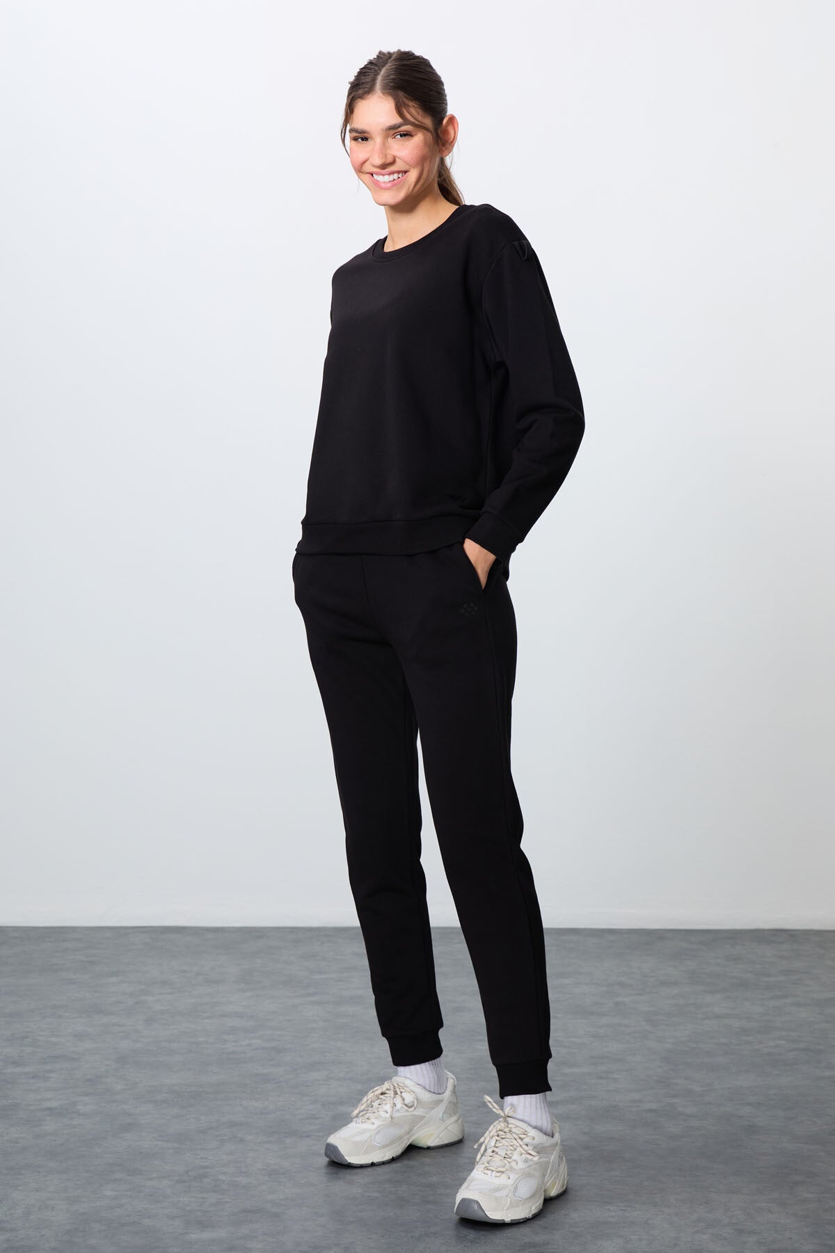 Black Compact Cotton Thick Smooth Textured O Collar Oversize Fit Women's Tracksuit Set - 95341