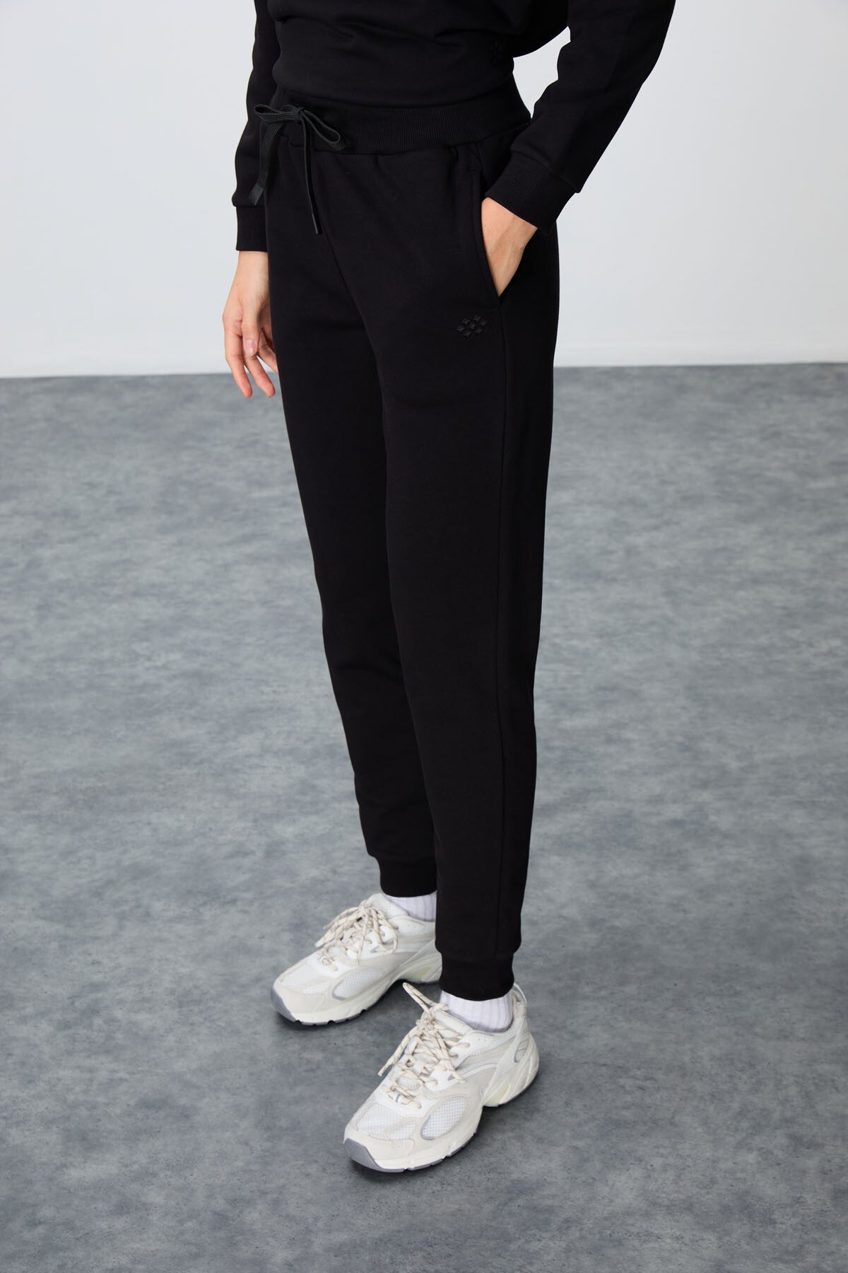 Black Compact Cotton Thick Smooth Textured O Collar Oversize Fit Women's Tracksuit Set - 95341