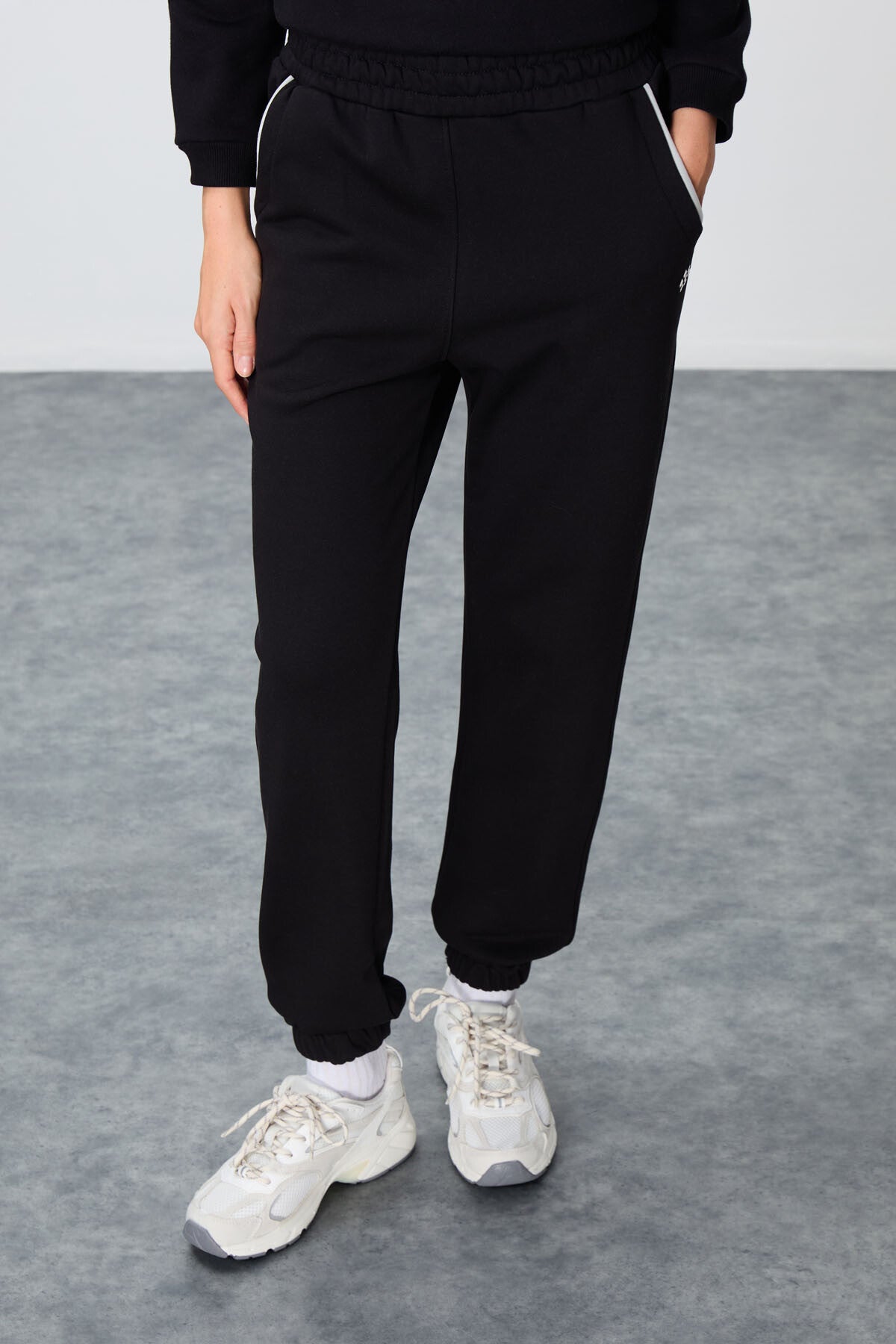 Black Compact Cotton Thick Smooth Textured Stand Collar Oversize Fit Women's Tracksuit Set - 95342