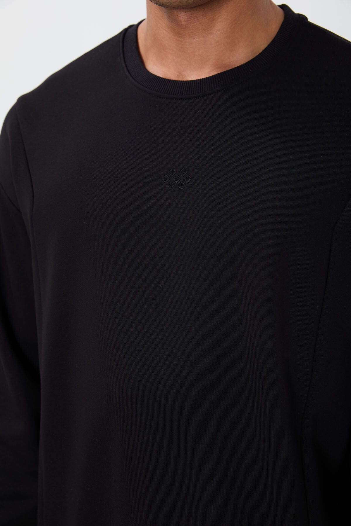 Black Compact Cotton Thick Smooth Textured O Collar Comfort Fit Men's Tracksuit Set -85263