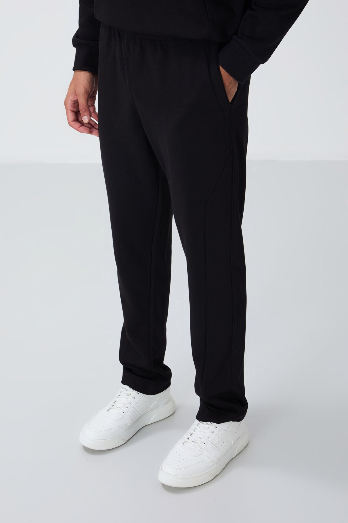 Black Compact Cotton Thick Smooth Textured O Collar Comfort Fit Men's Tracksuit Set -85263