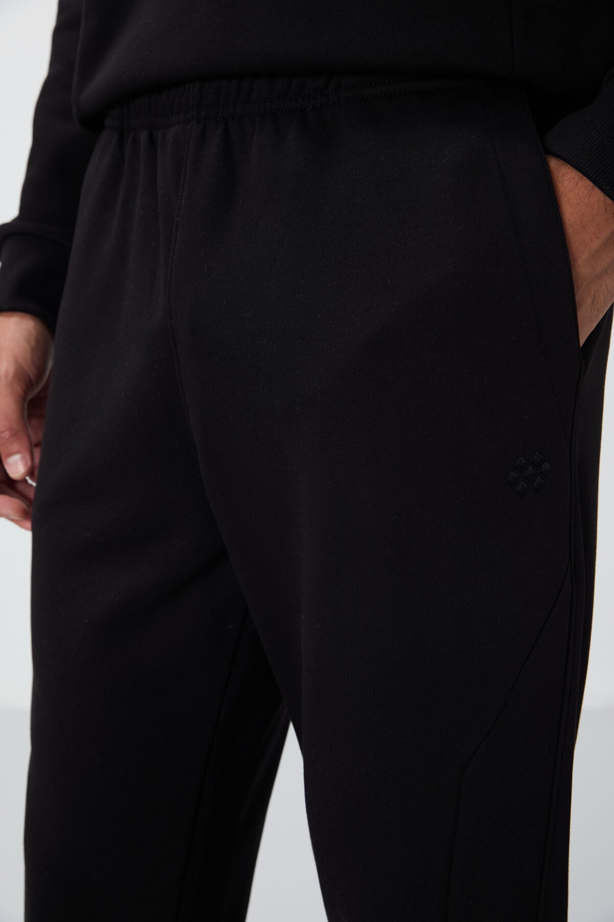 Black Compact Cotton Thick Smooth Textured O Collar Comfort Fit Men's Tracksuit Set -85263