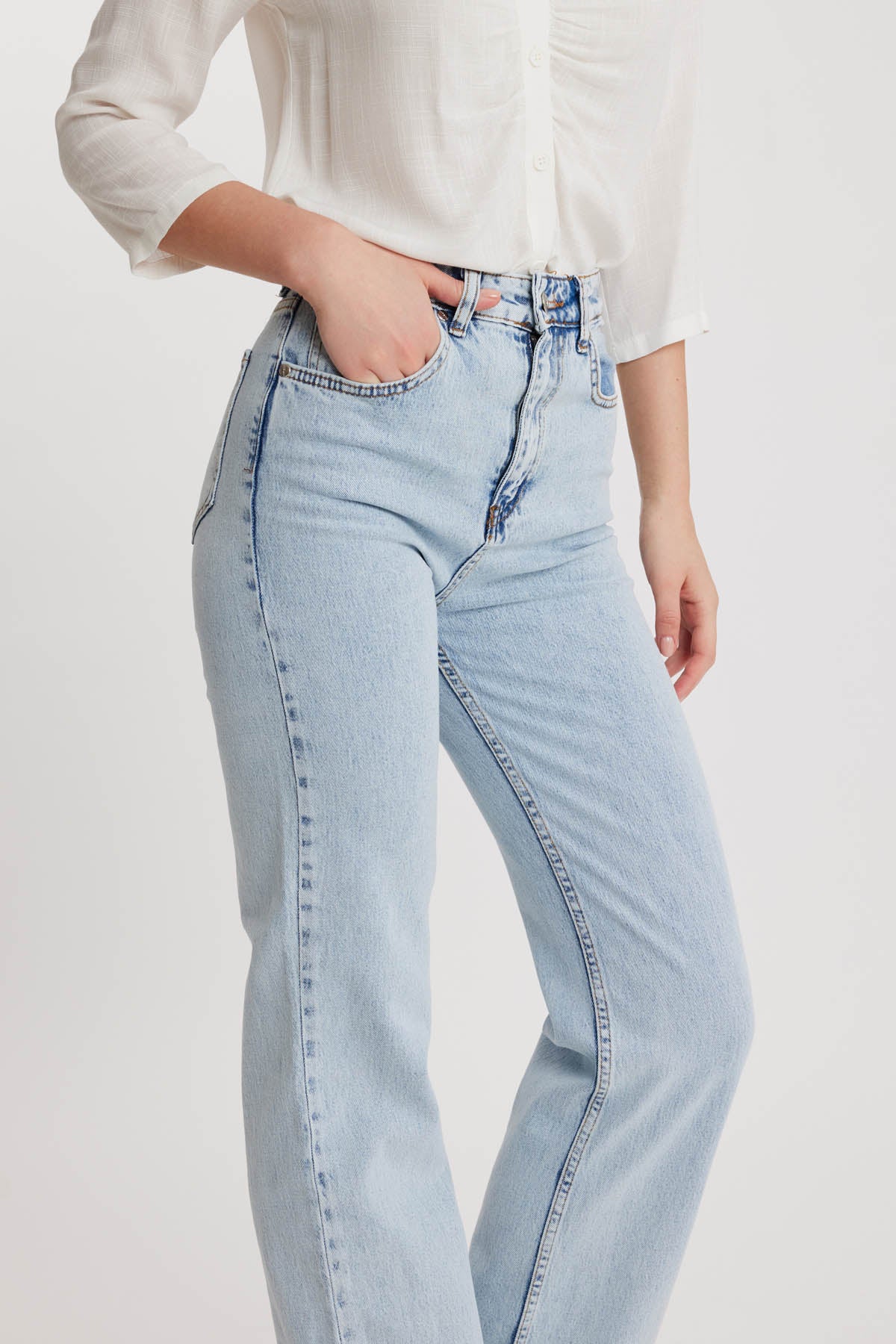 STRAIGHT FIT JEANS