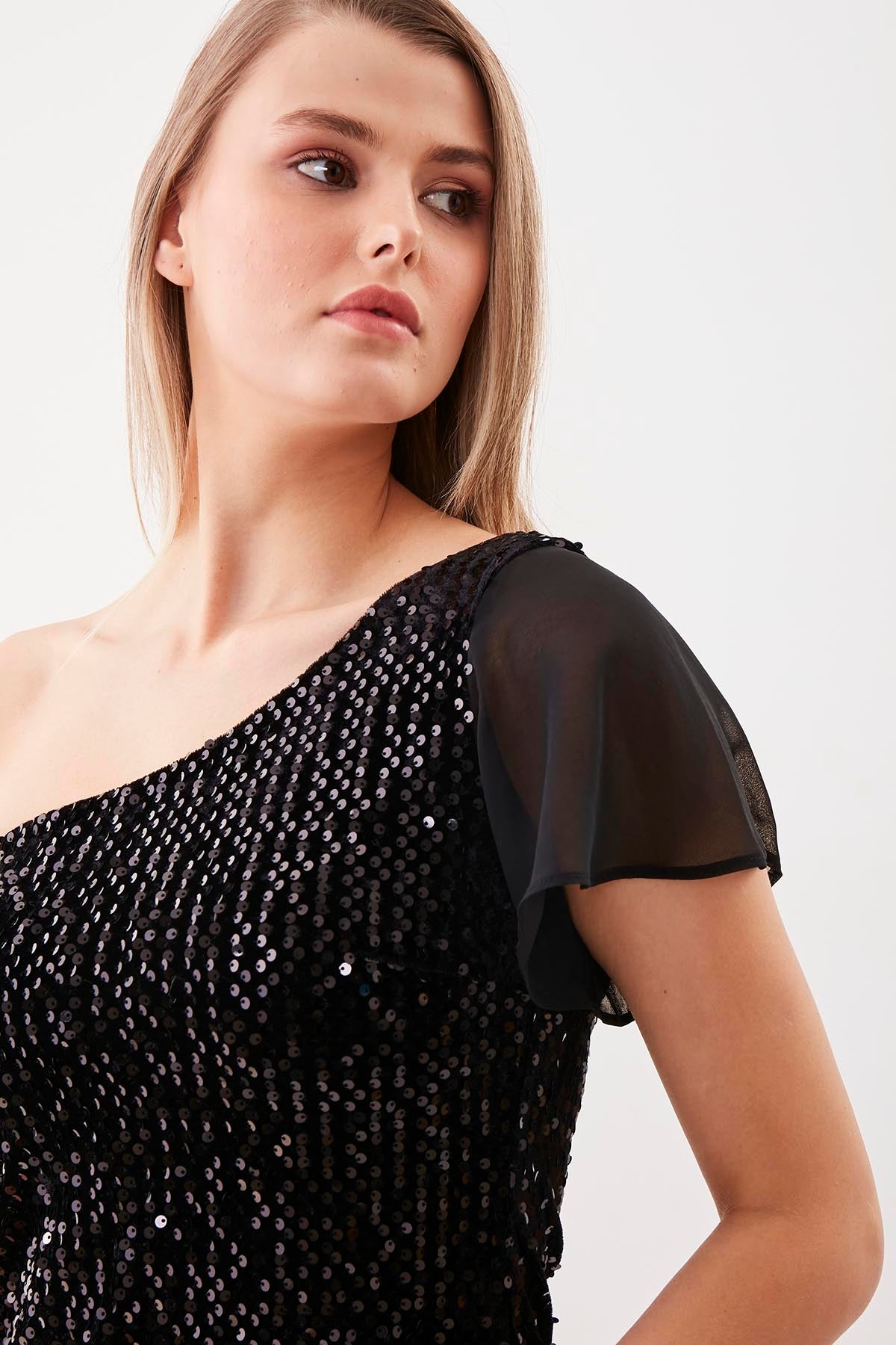 ONE-SHOULDER SEQUINED DRESS