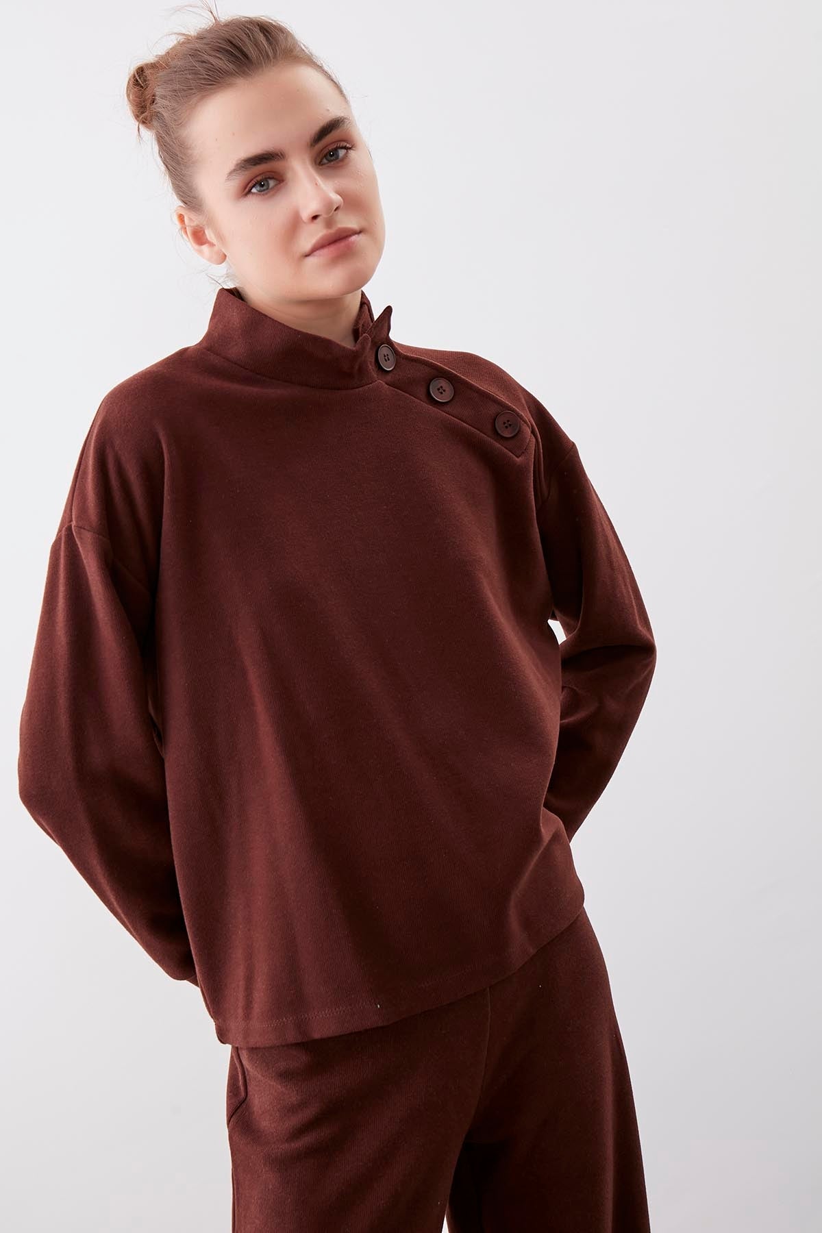 THREE BUTTONS KNITTED BLOUSE