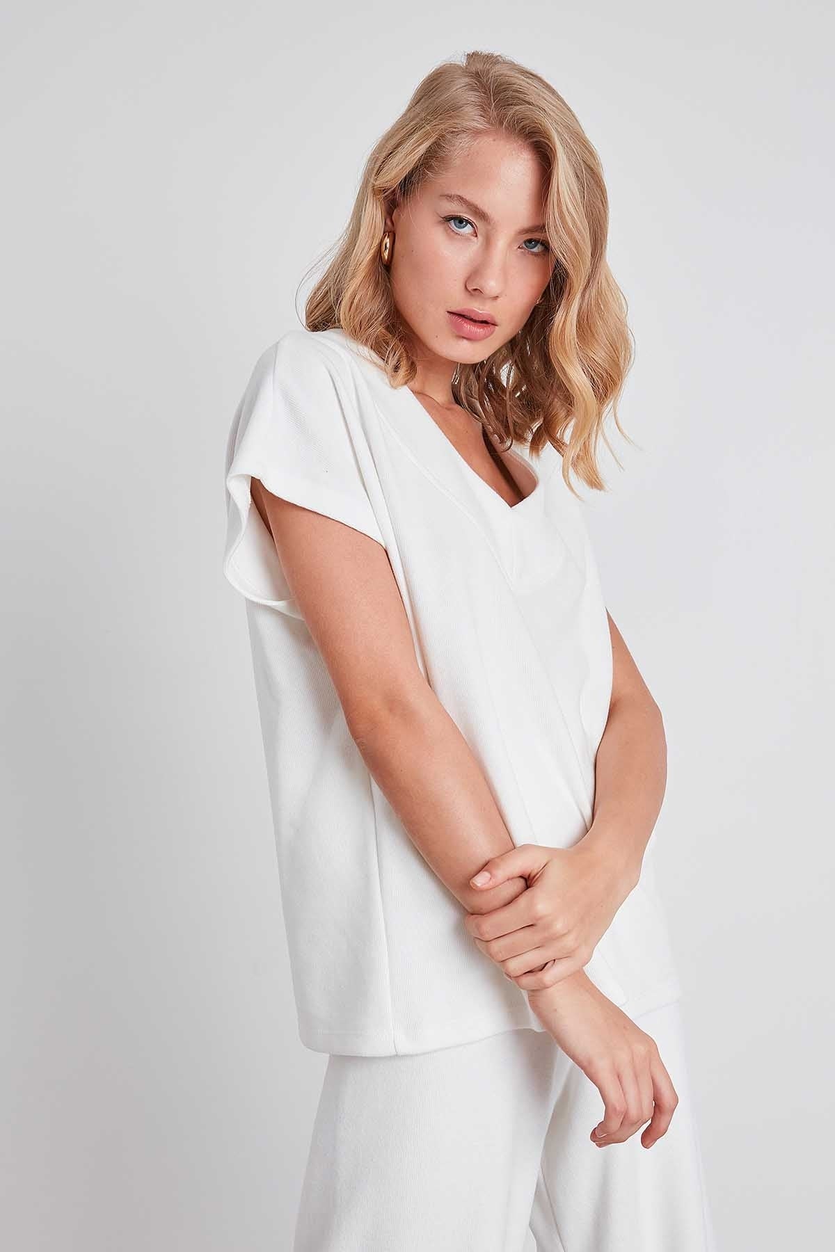 V COLLAR LOW SLEEVE KNITTED SWEAT