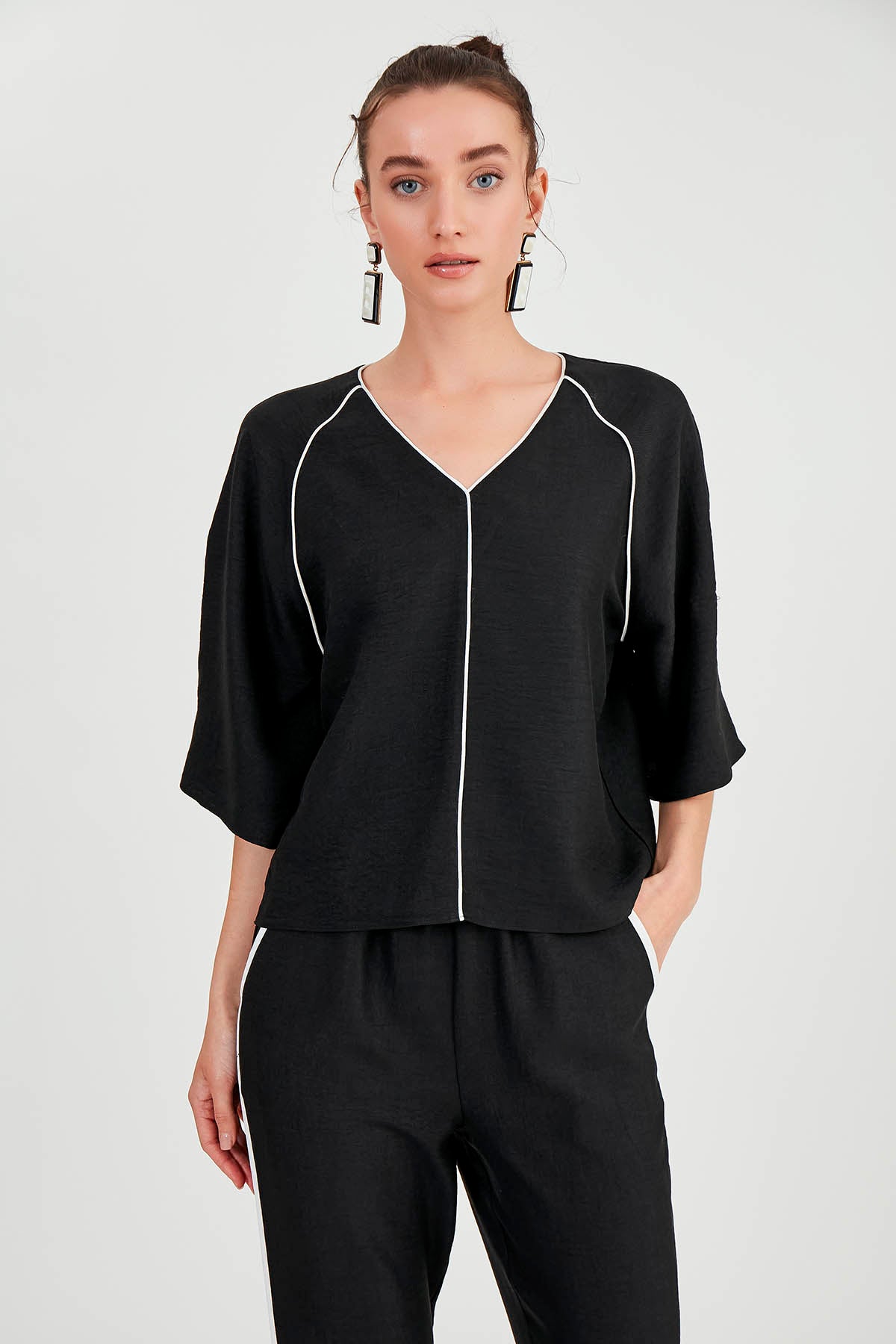 V COLLAR STRIPE