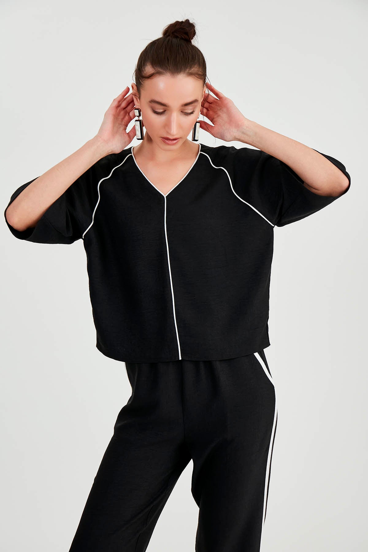 V COLLAR STRIPE