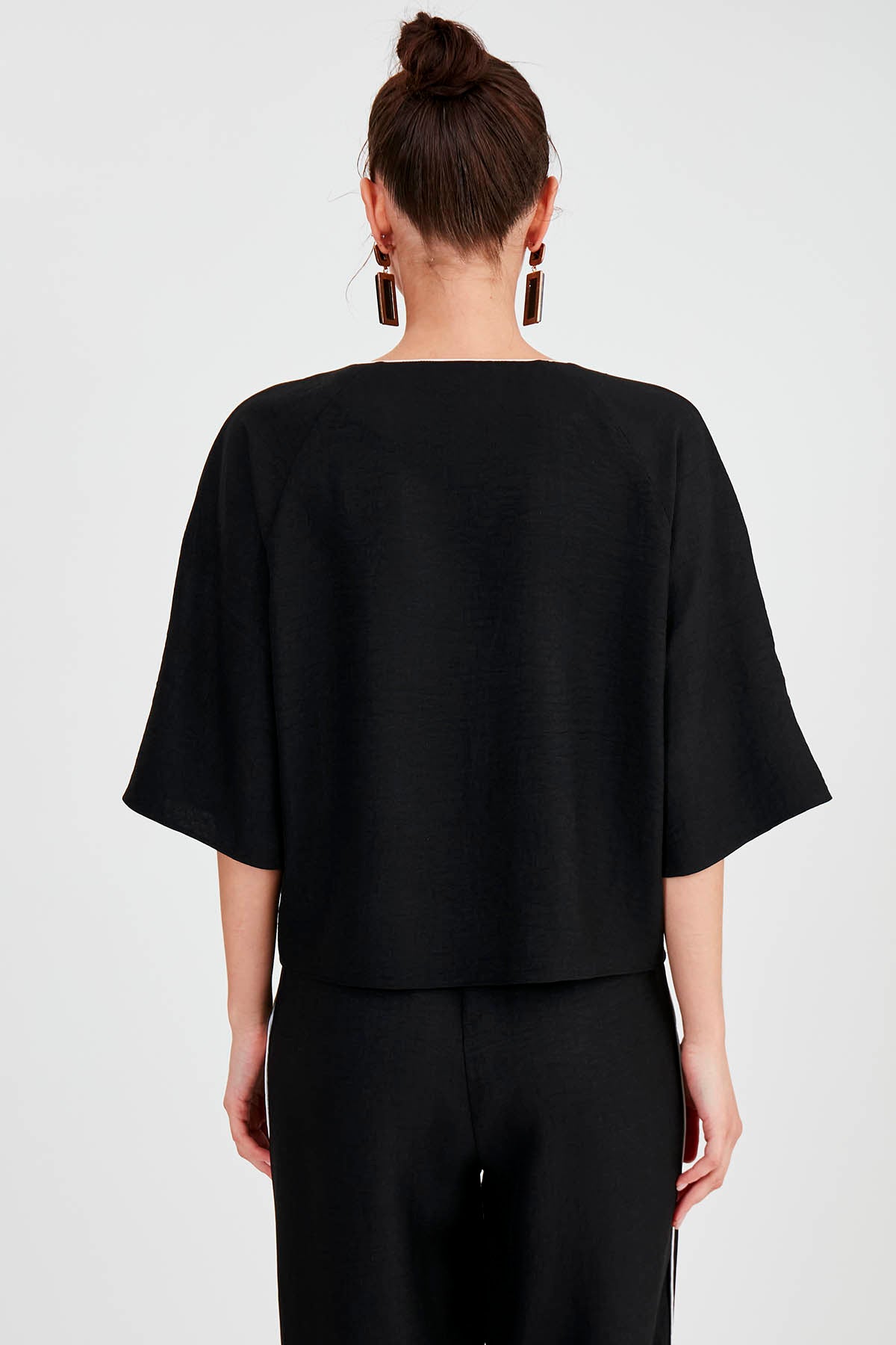 V COLLAR STRIPE