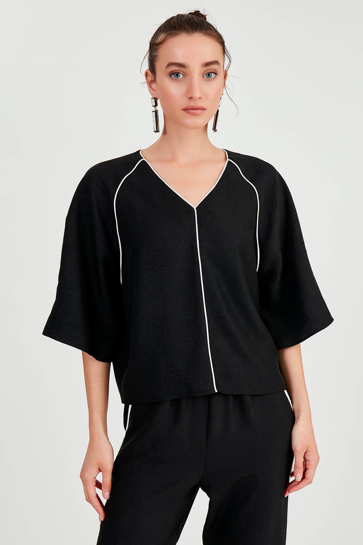 V COLLAR STRIPE