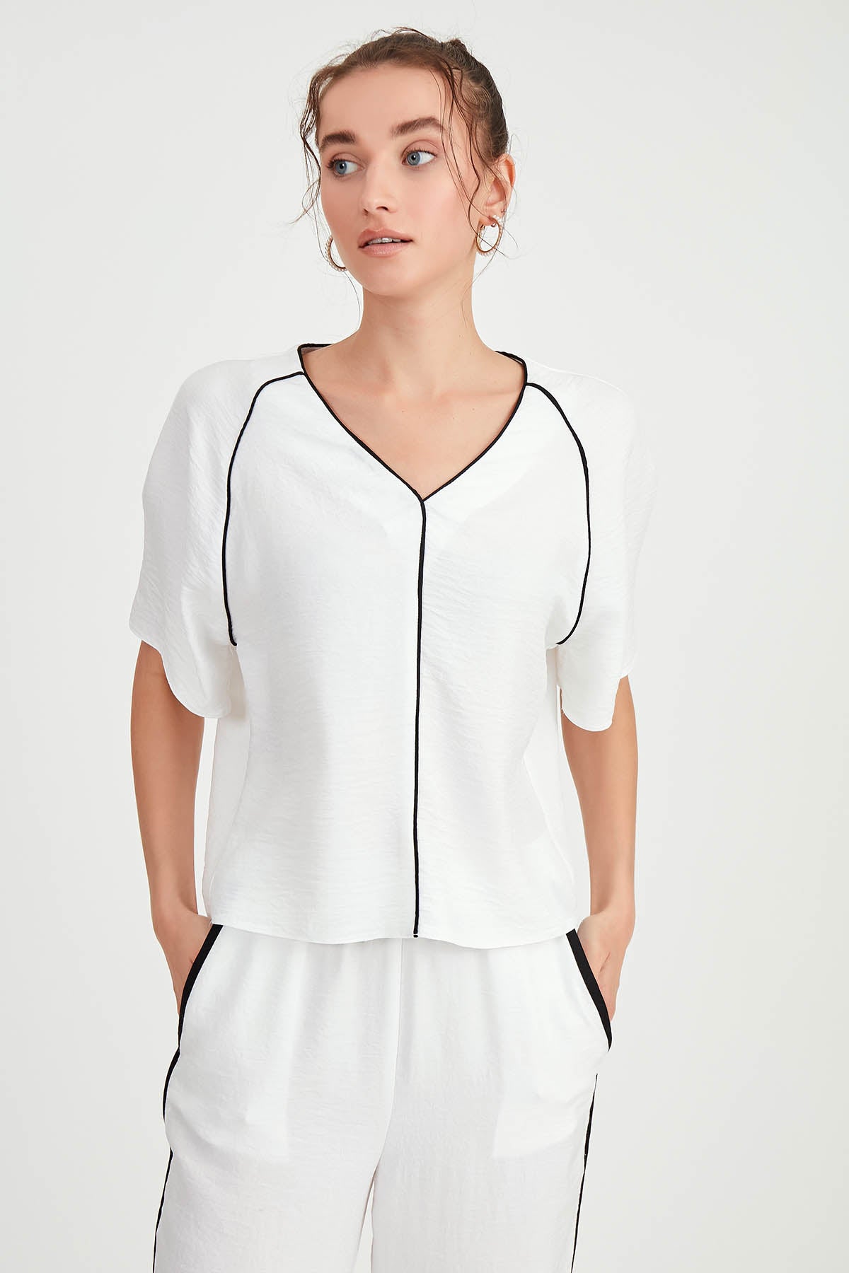 V COLLAR STRIPE