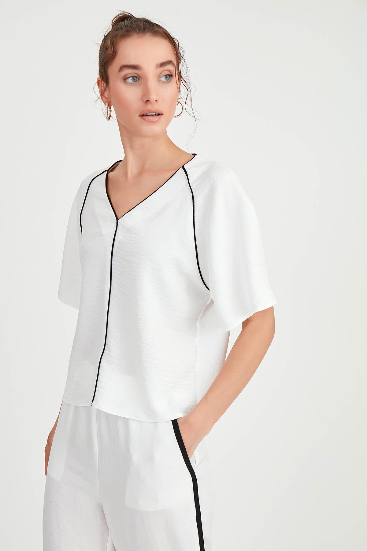 V COLLAR STRIPE