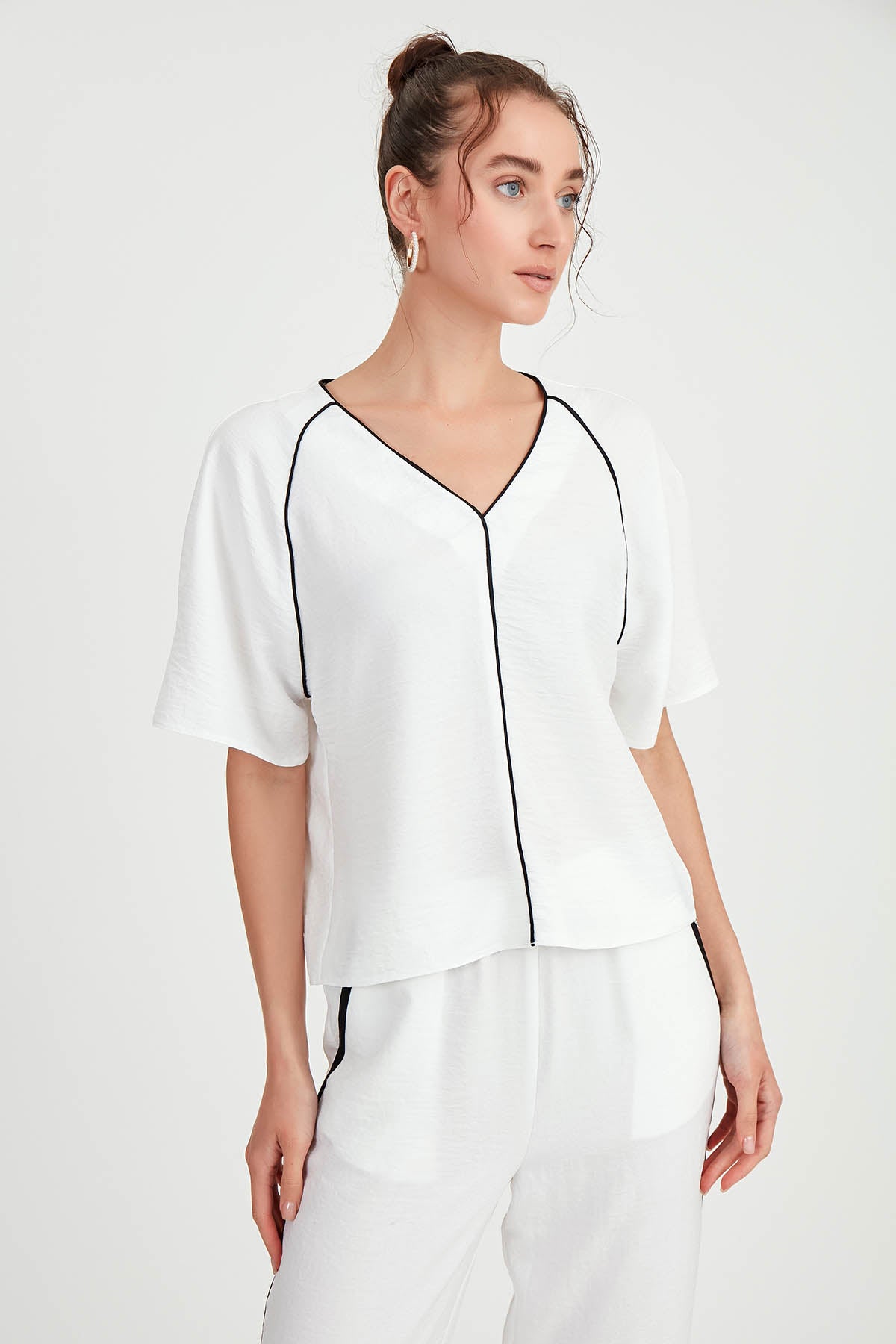 V COLLAR STRIPE