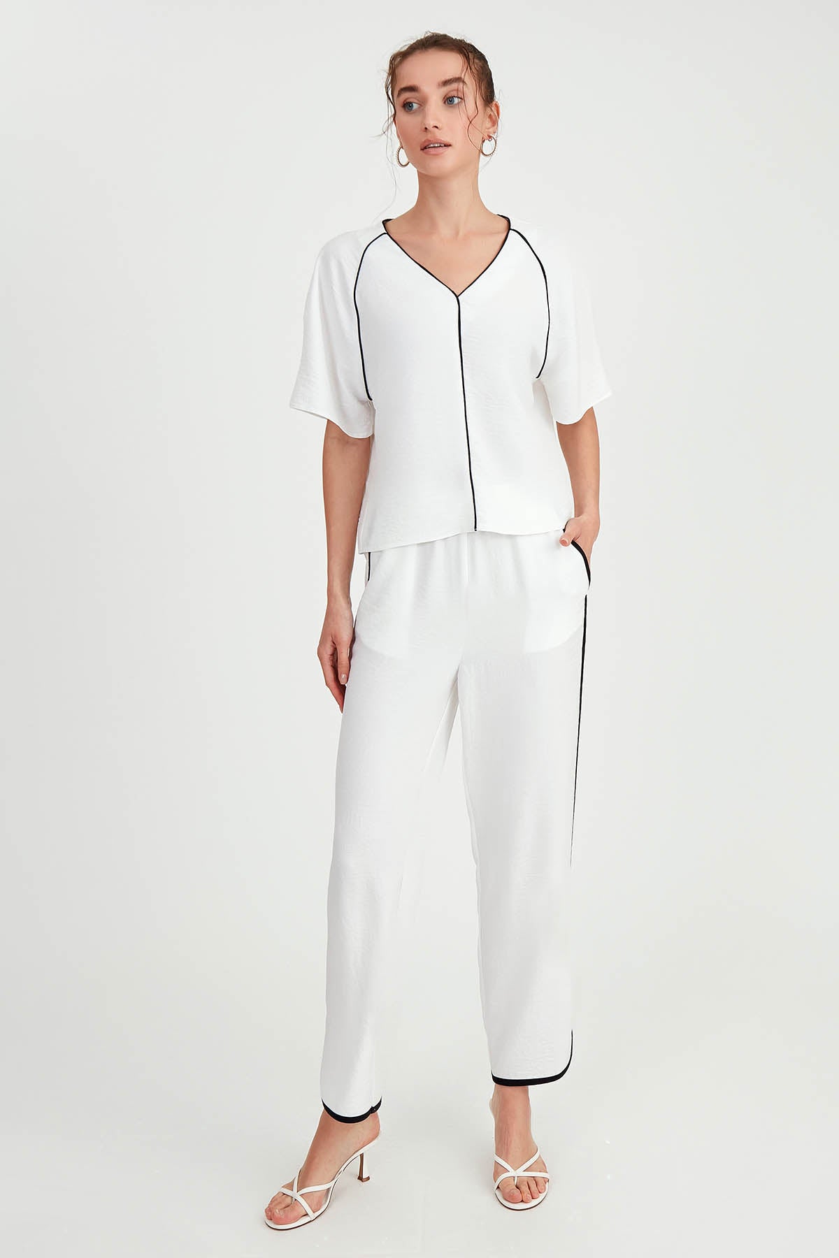 V COLLAR STRIPE