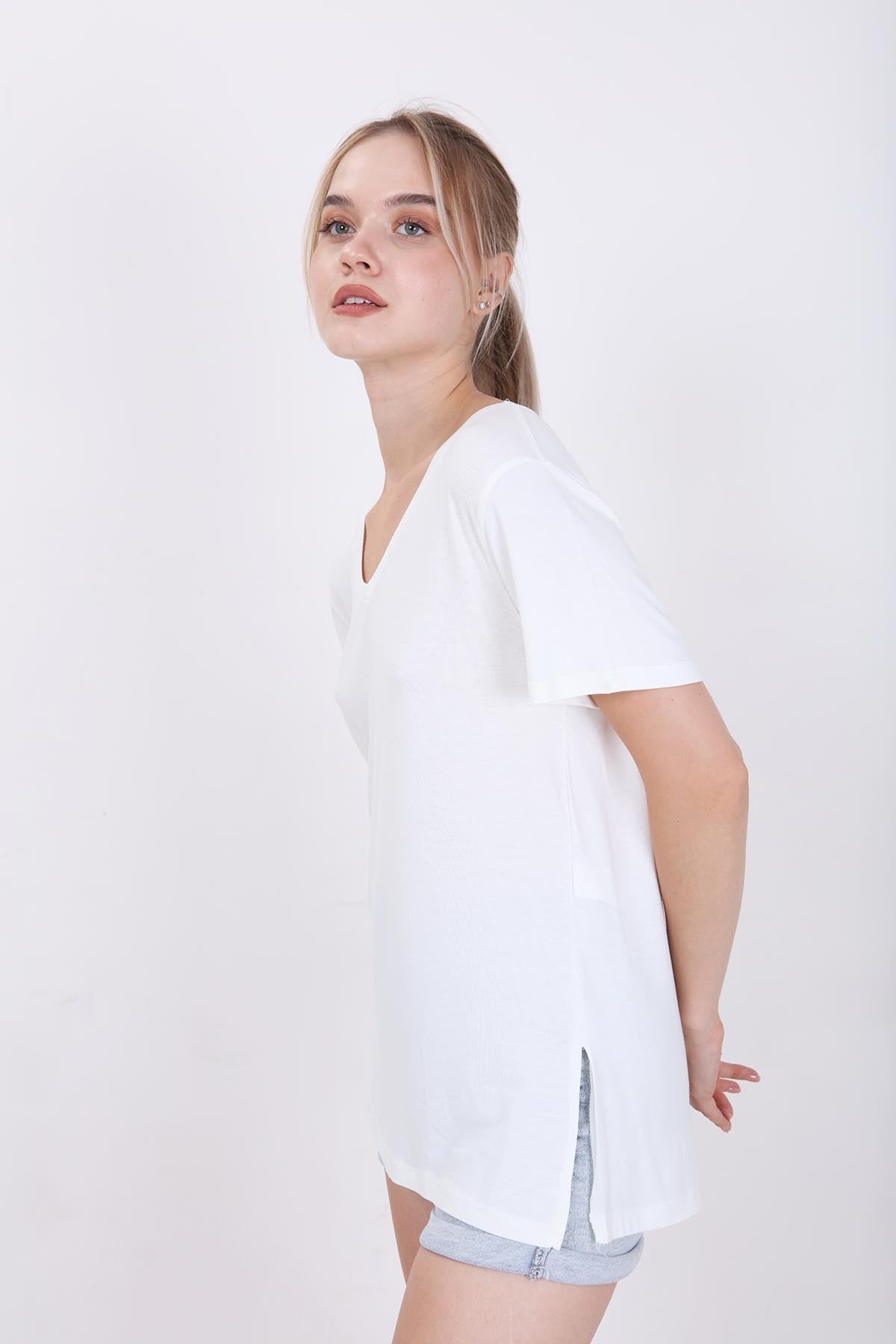 V COLLAR T-SHIRT