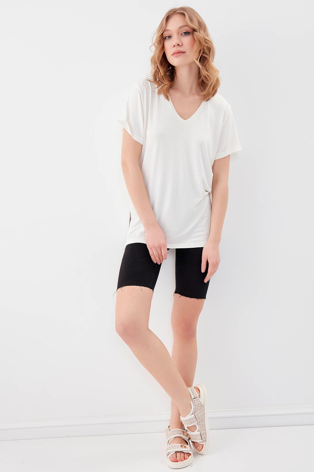 V COLLAR T-SHIRT