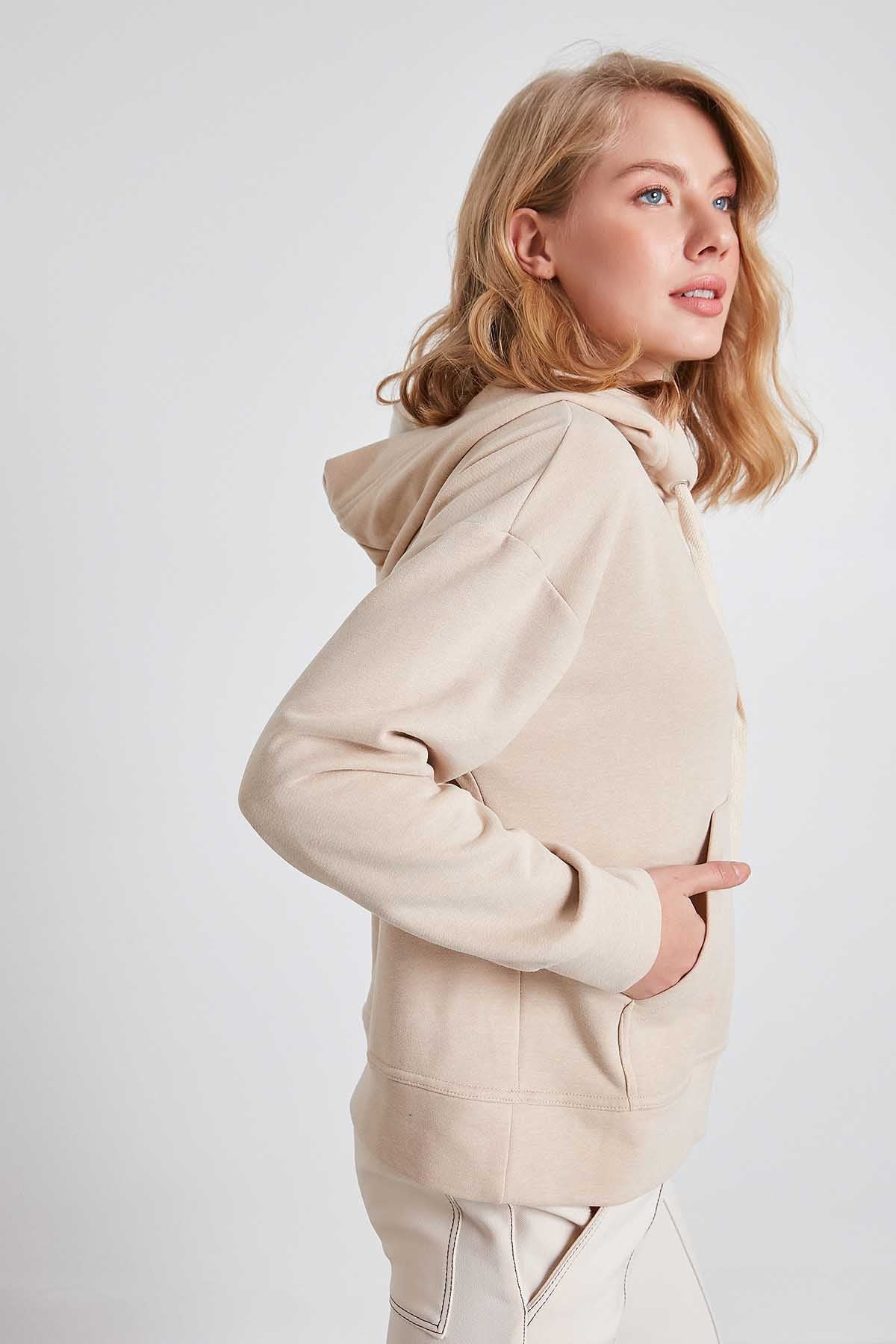KANGAROO POCKET SWEATSHIRT