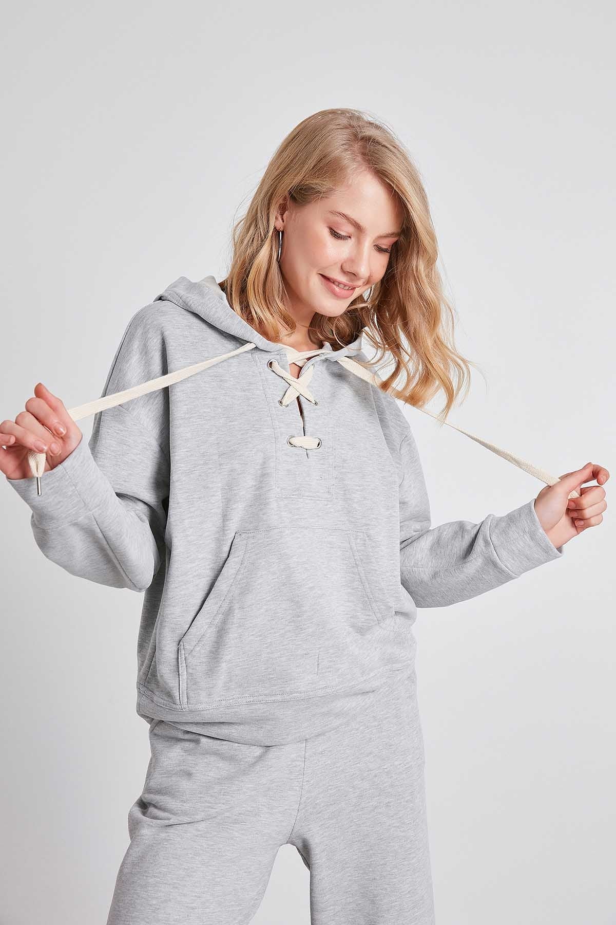 KANGAROO POCKET SWEATSHIRT