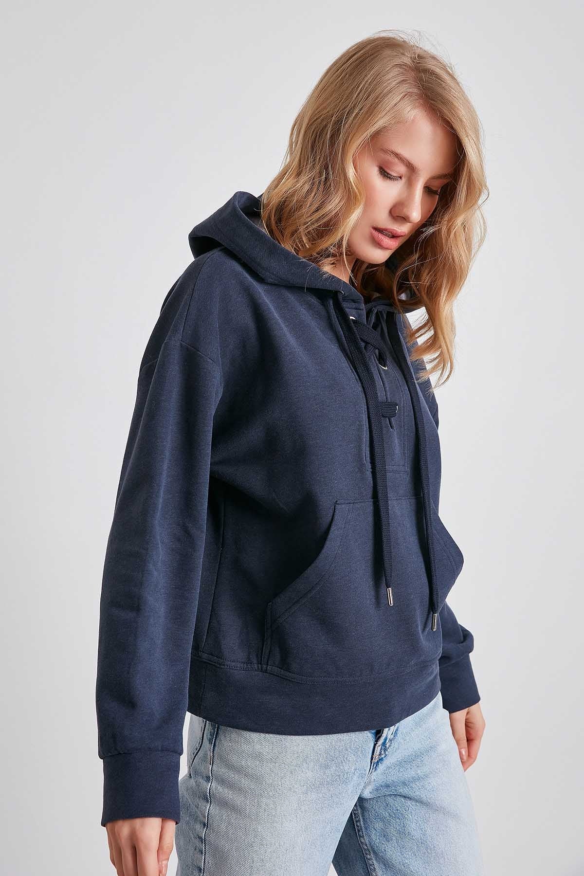 KANGAROO POCKET SWEATSHIRT