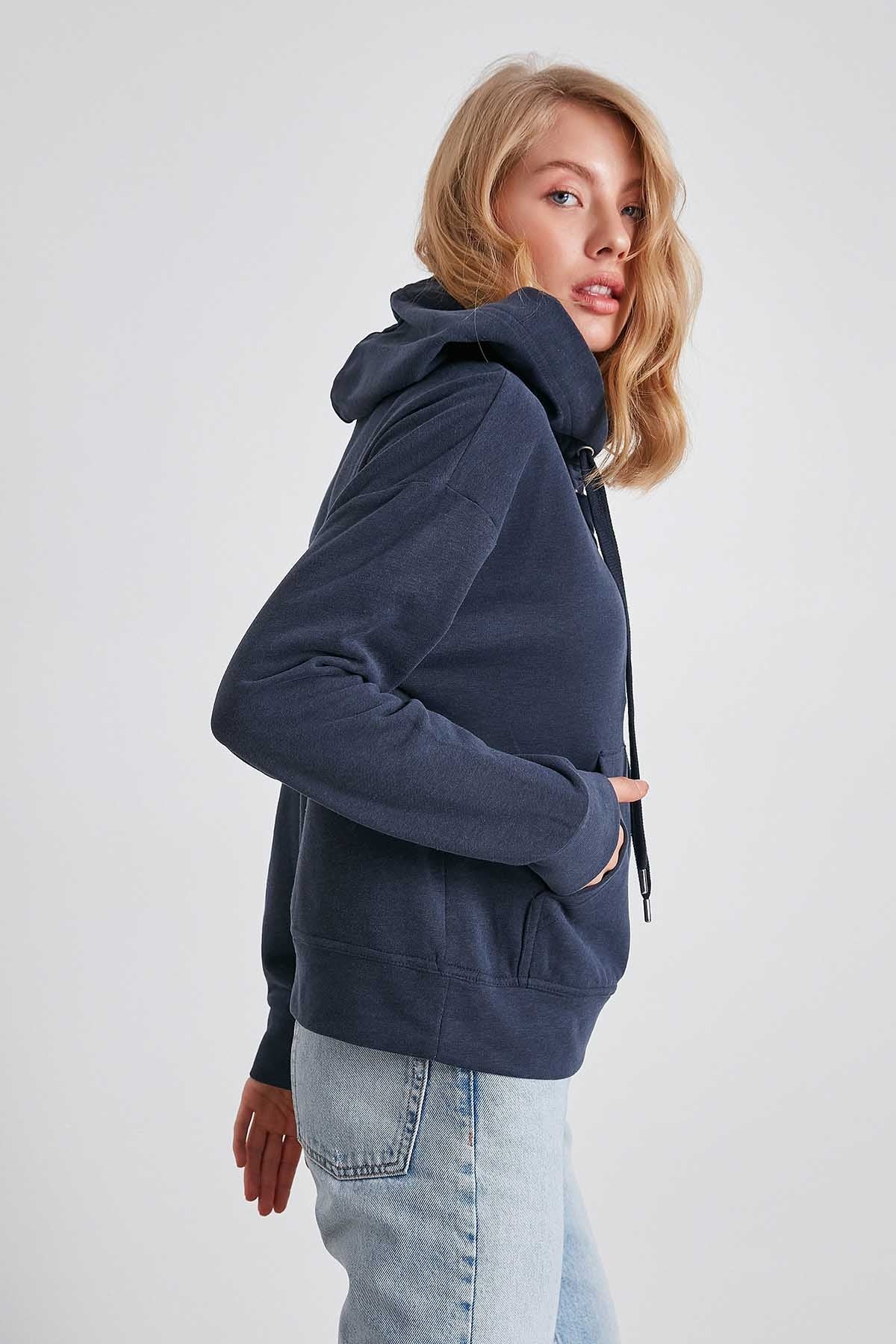 KANGAROO POCKET SWEATSHIRT