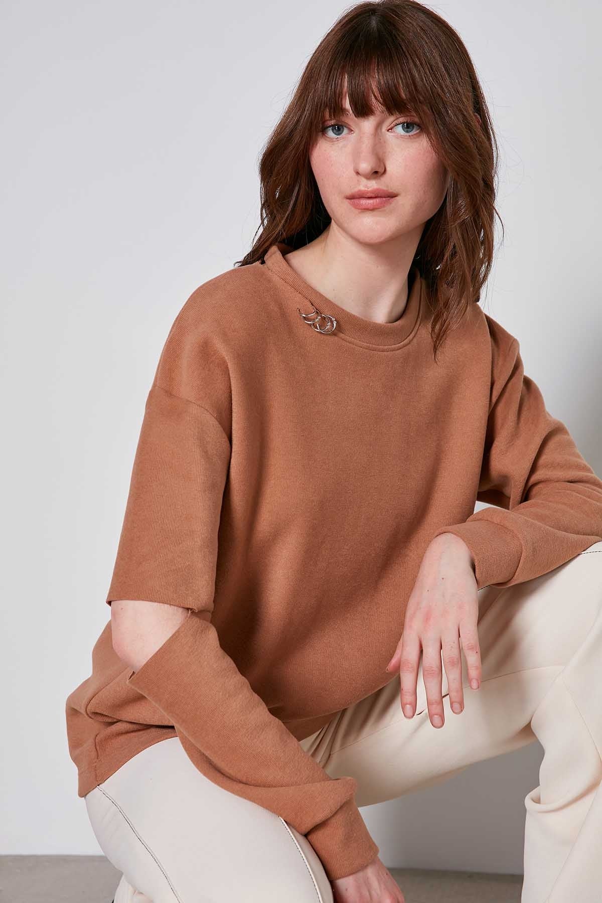 SPLIT COLLAR AND ARMS SWEATSHIRT
