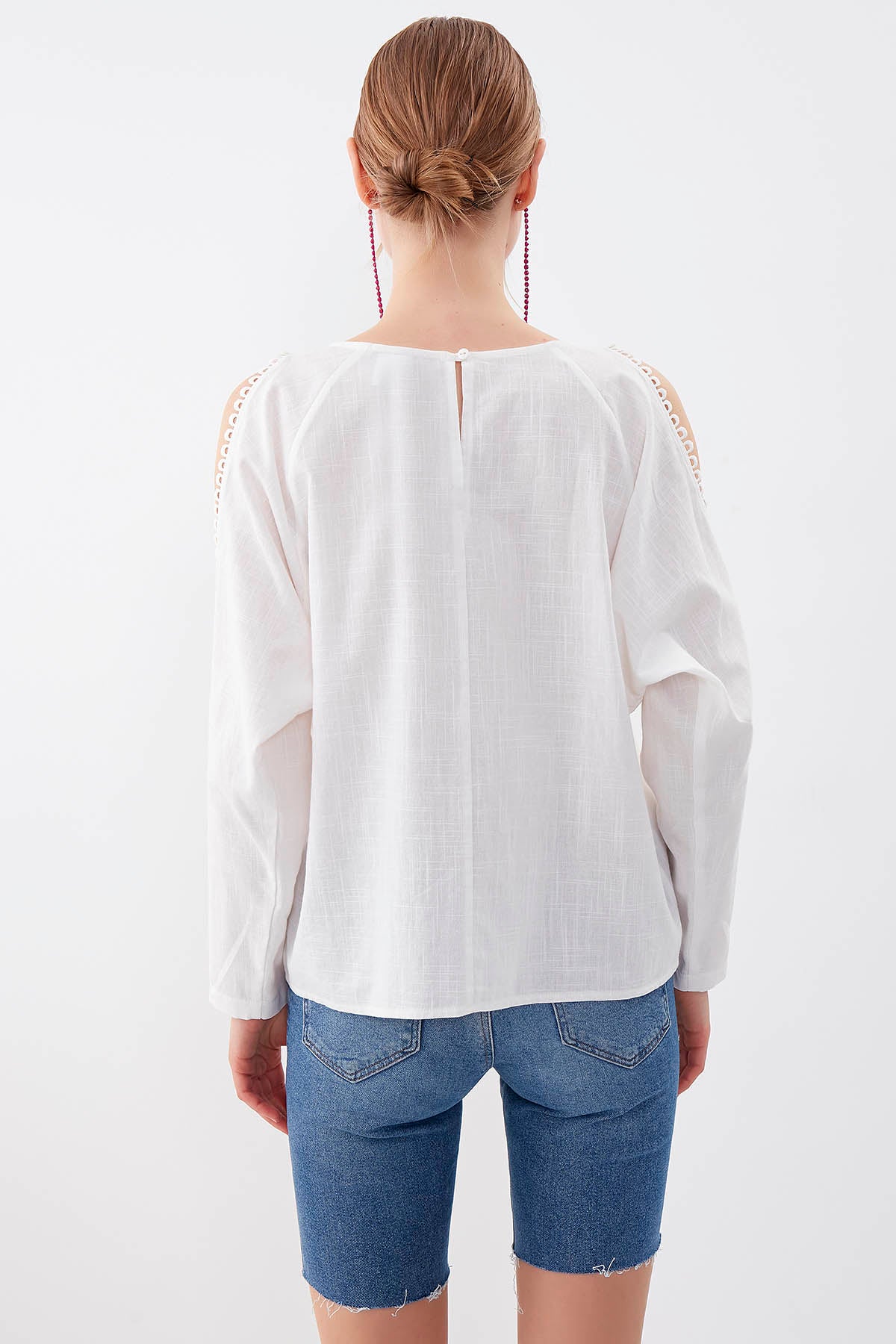COLLAR-BUTTONED COLORED BLOUSE
