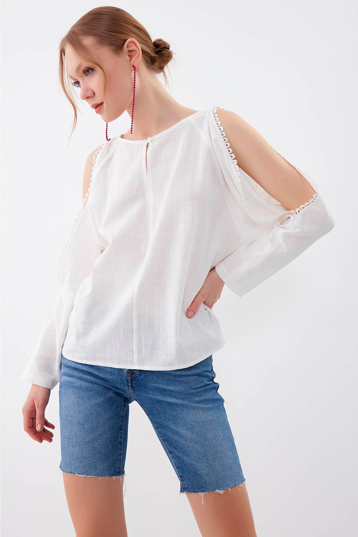 COLLAR-BUTTONED COLORED BLOUSE