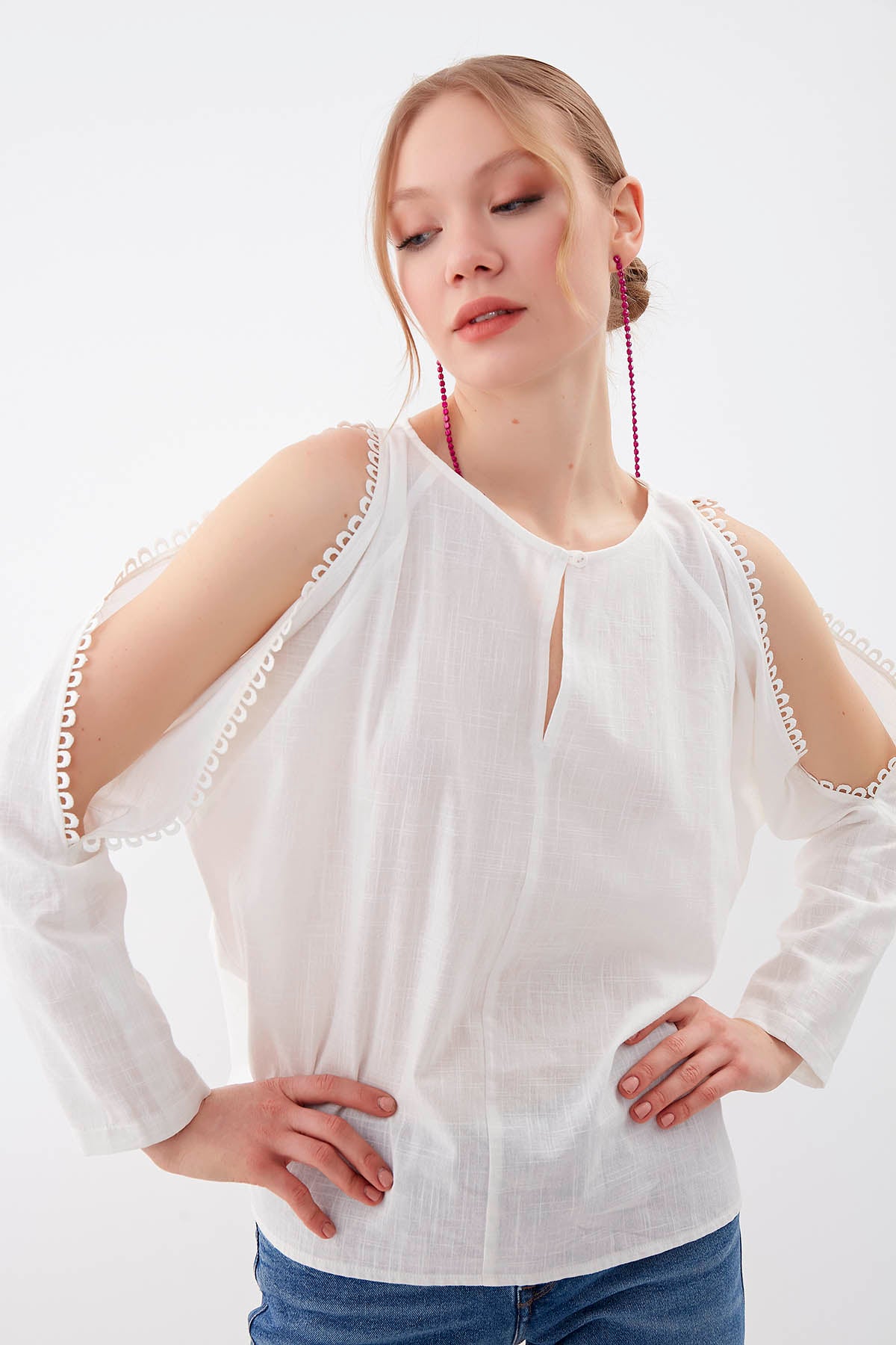 COLLAR-BUTTONED COLORED BLOUSE