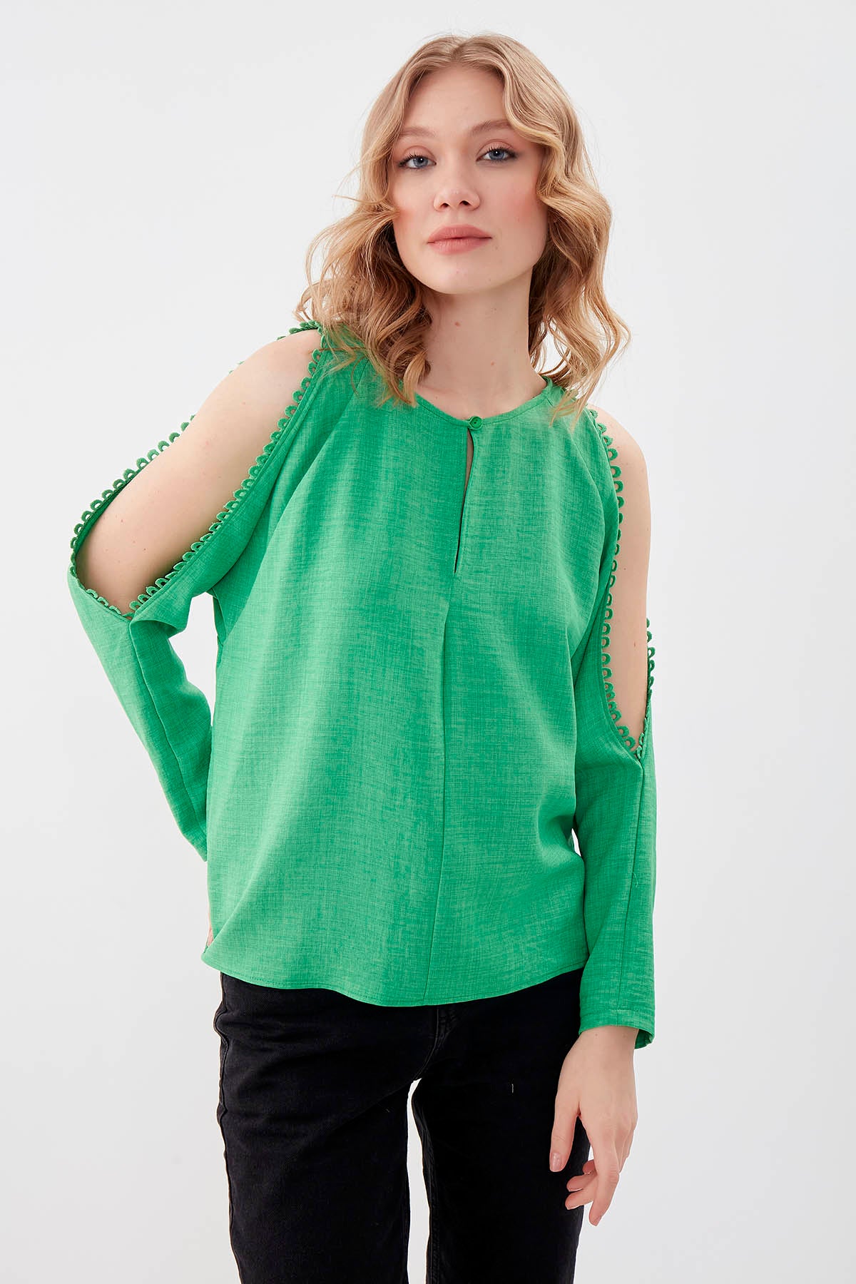 COLLAR-BUTTONED COLORED BLOUSE