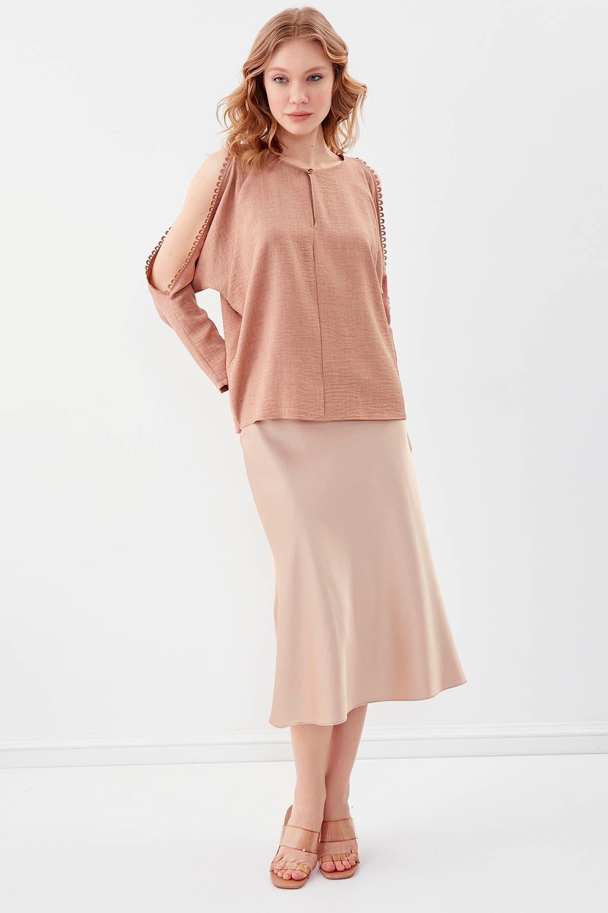 COLLAR-BUTTONED COLORED BLOUSE