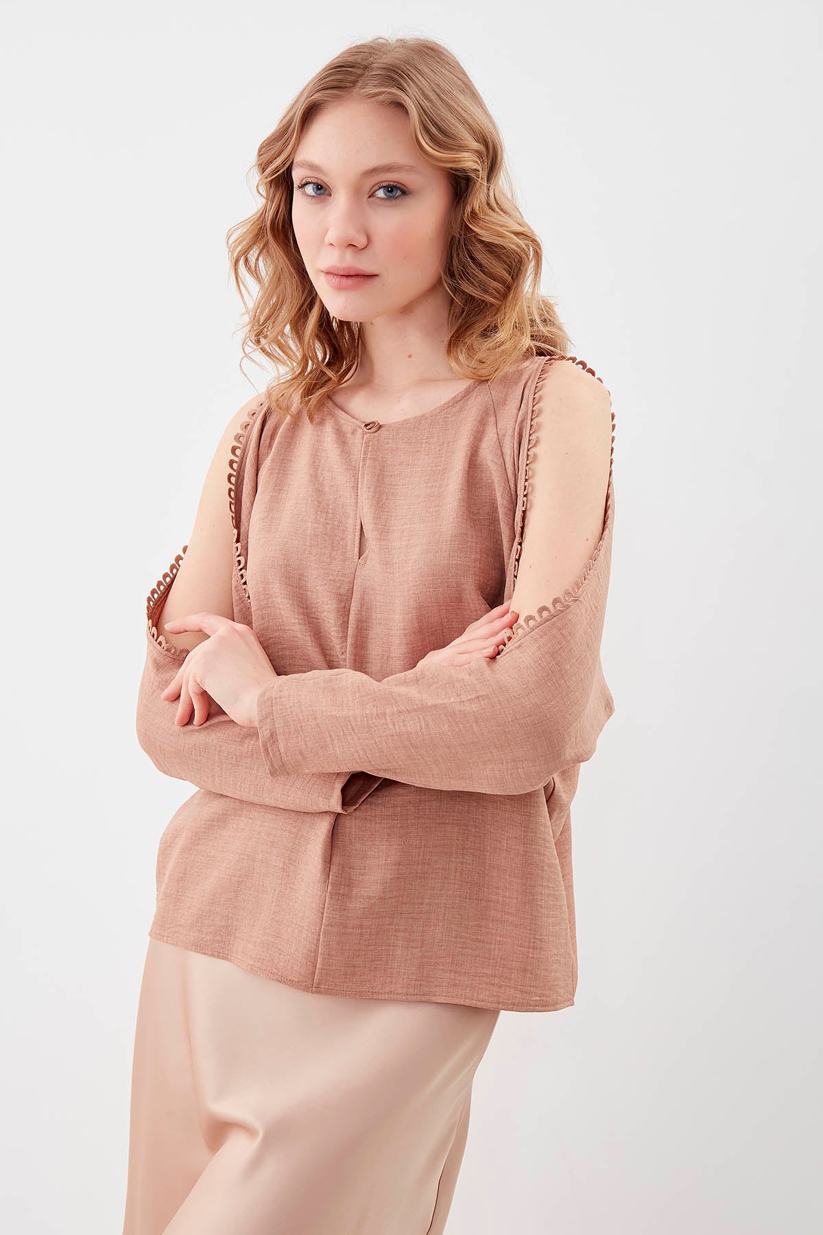 COLLAR-BUTTONED COLORED BLOUSE