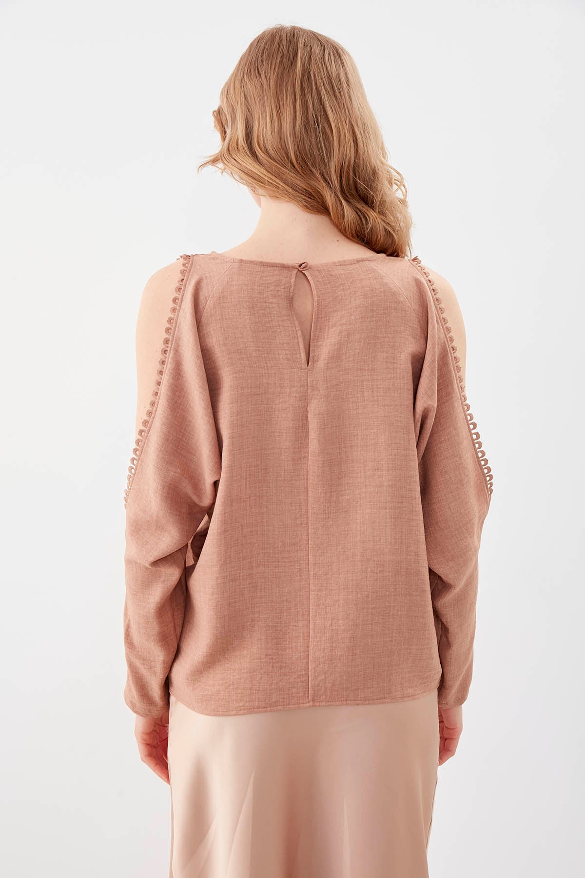 COLLAR-BUTTONED COLORED BLOUSE