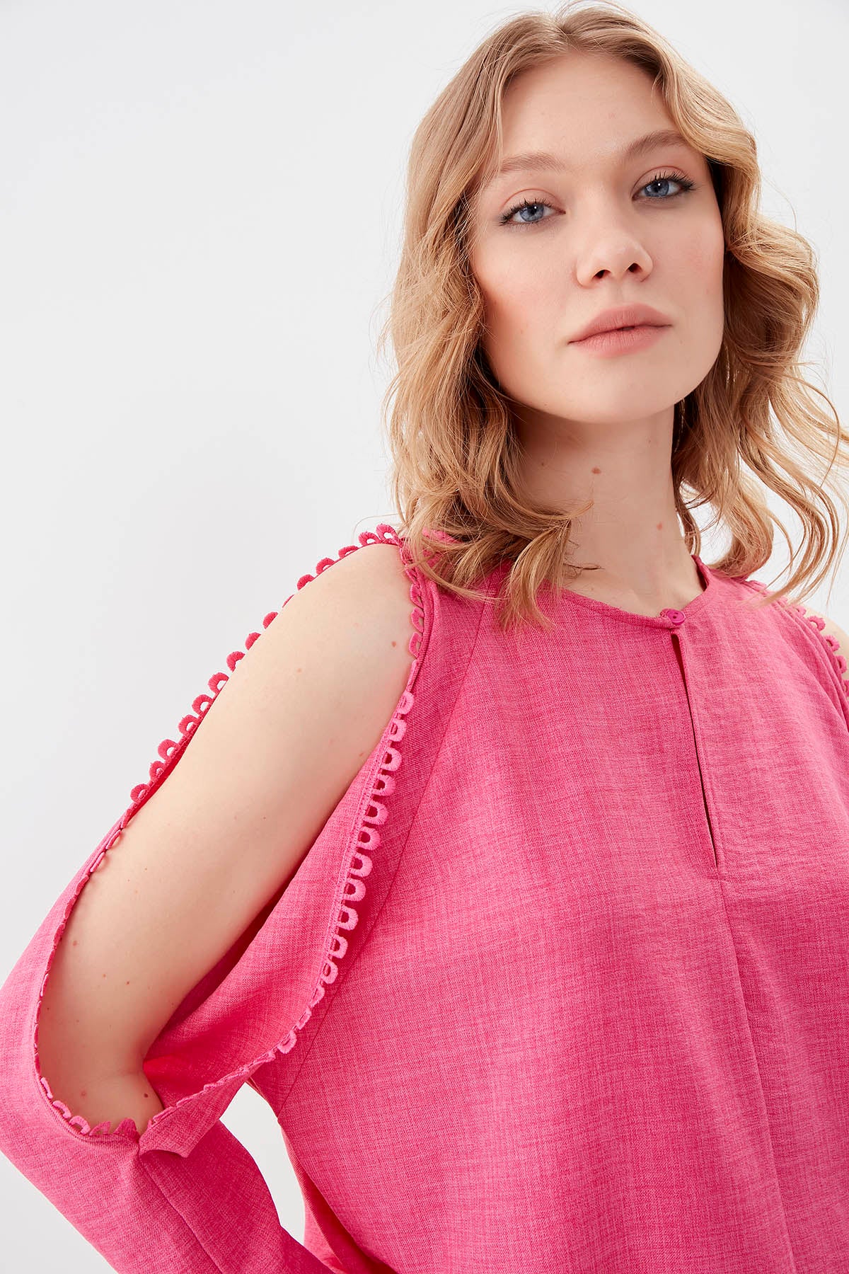 COLLAR-BUTTONED COLORED BLOUSE