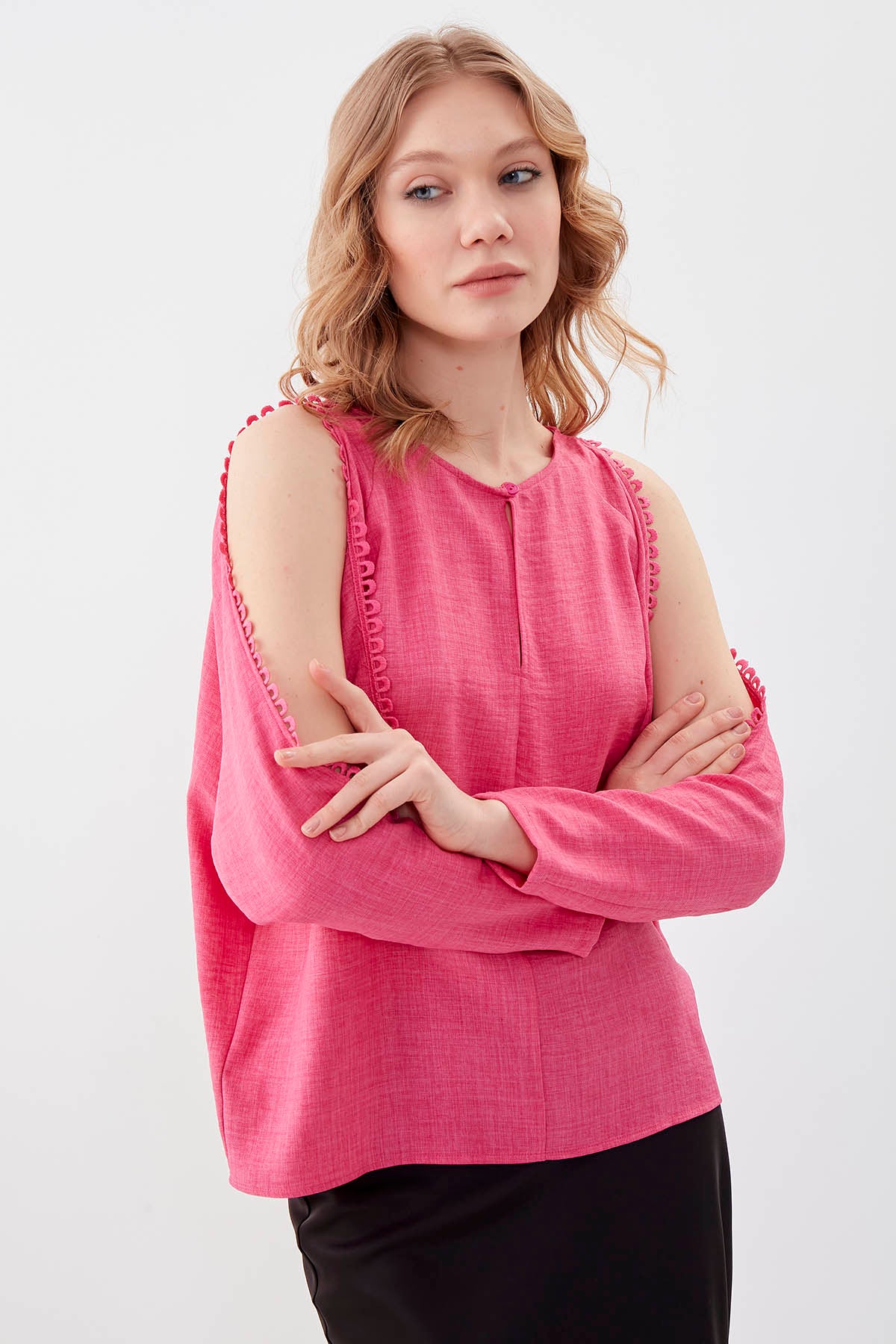 COLLAR-BUTTONED COLORED BLOUSE