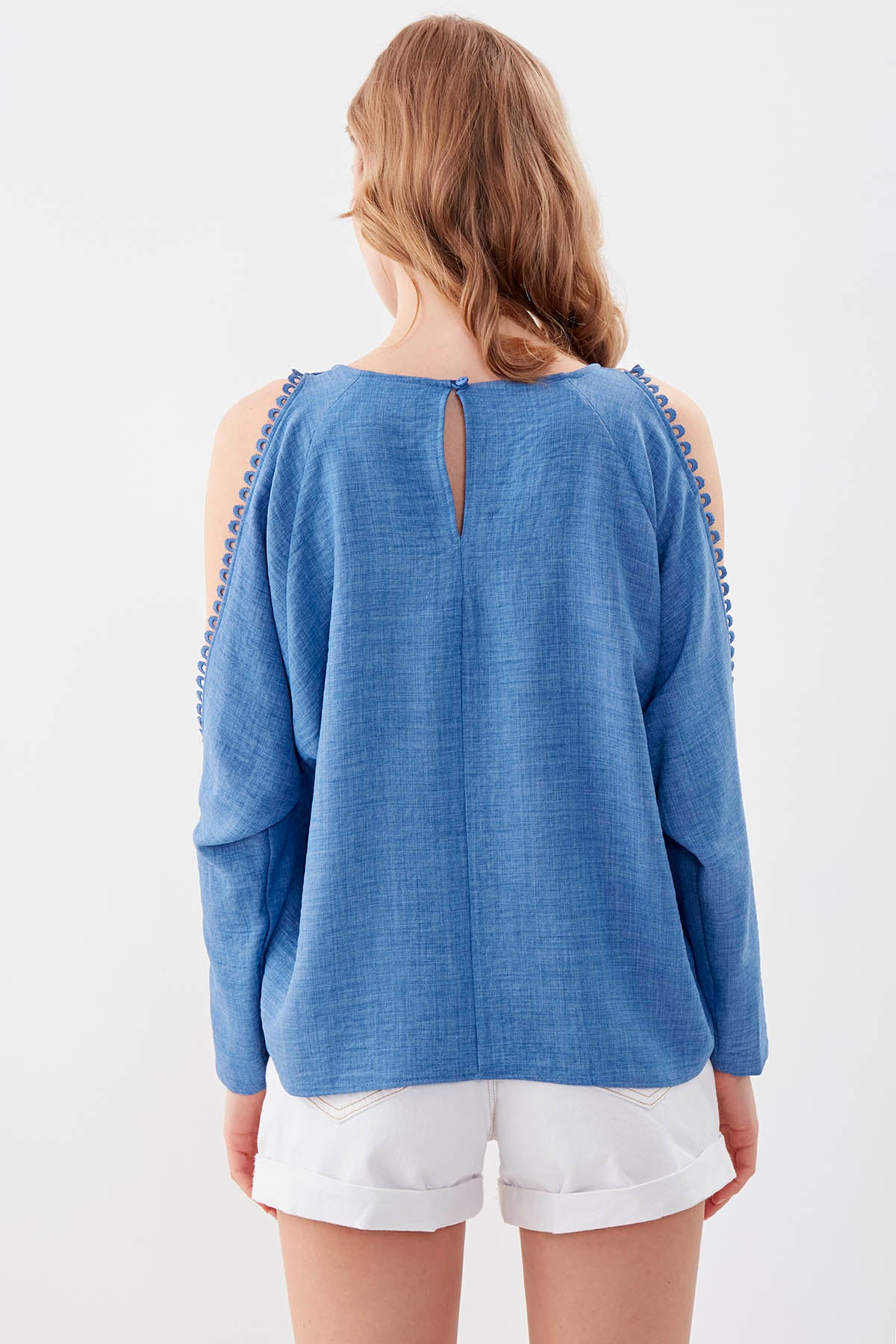 COLLAR-BUTTONED COLORED BLOUSE