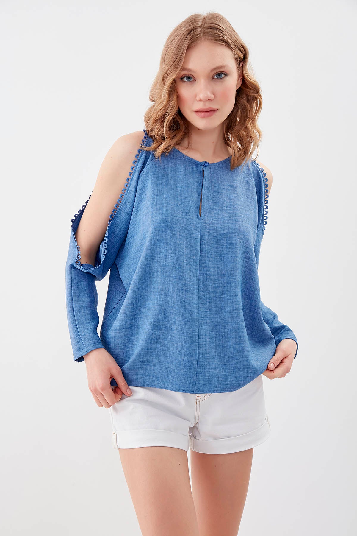 COLLAR-BUTTONED COLORED BLOUSE