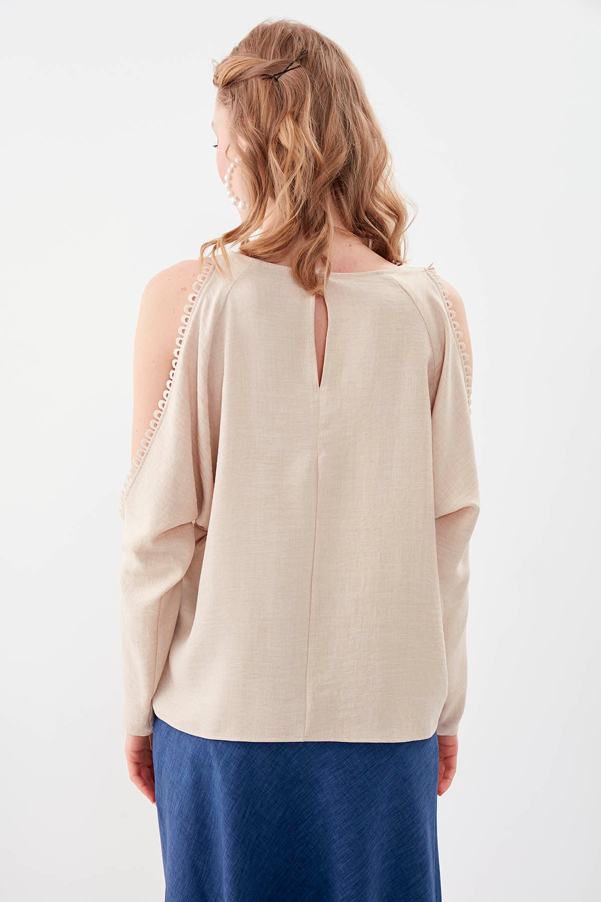 COLLAR-BUTTONED COLORED BLOUSE